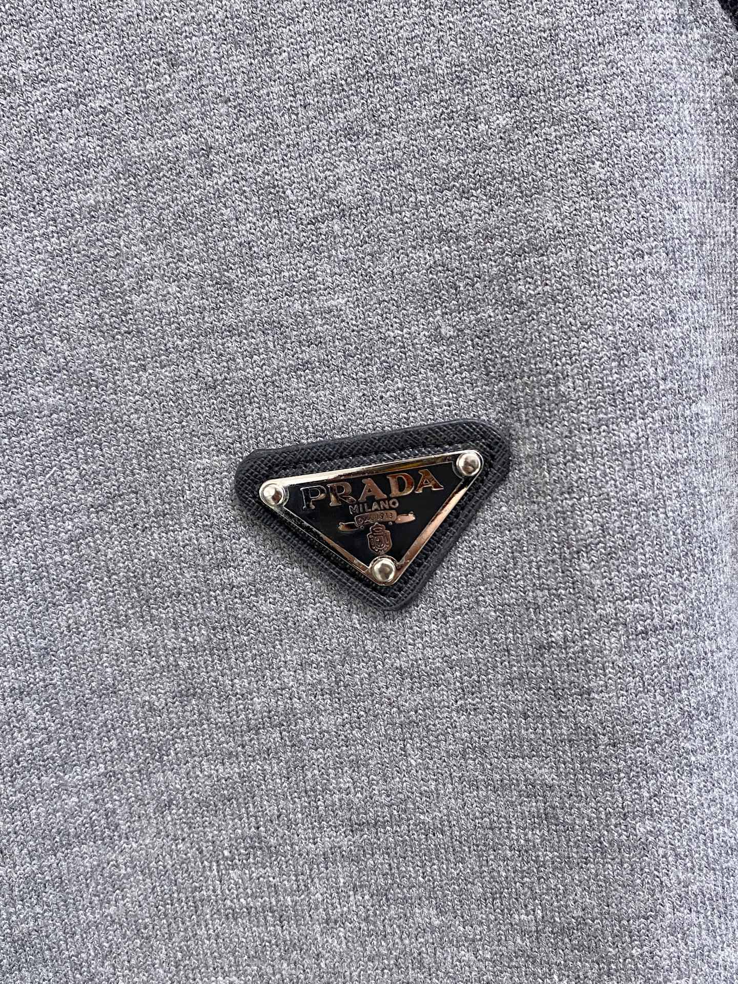 普拉达 2025新品羊毛衣外套 具有手感细腻柔软，可直接与肌肤接触，让暖心的纱线变化出细腻的质感，顶级工