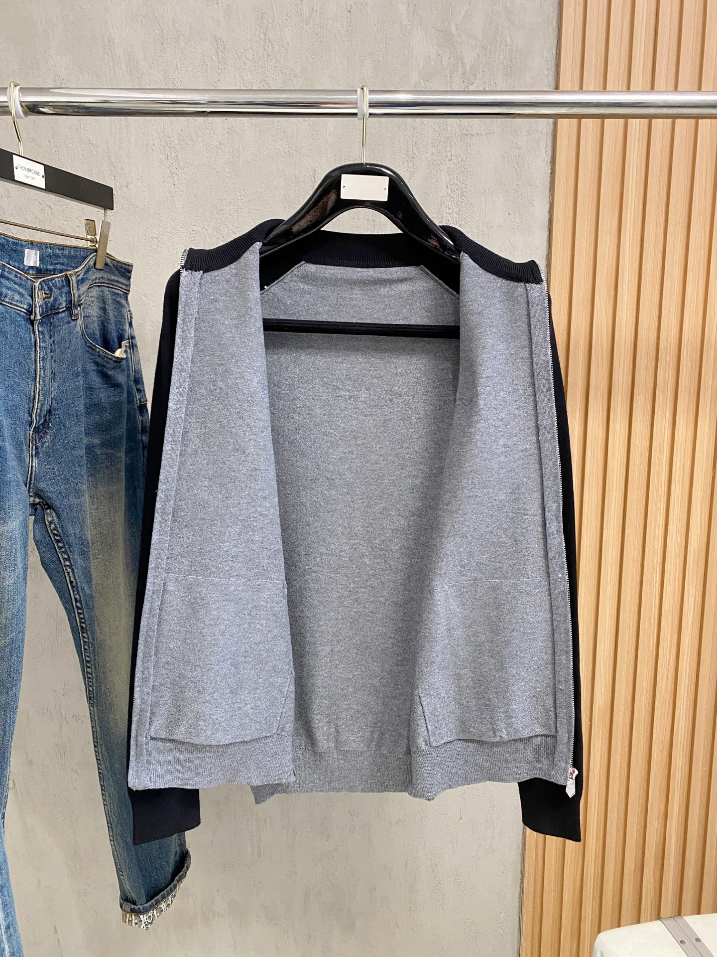 普拉达 2025新品羊毛衣外套 具有手感细腻柔软，可直接与肌肤接触，让暖心的纱线变化出细腻的质感，顶级工