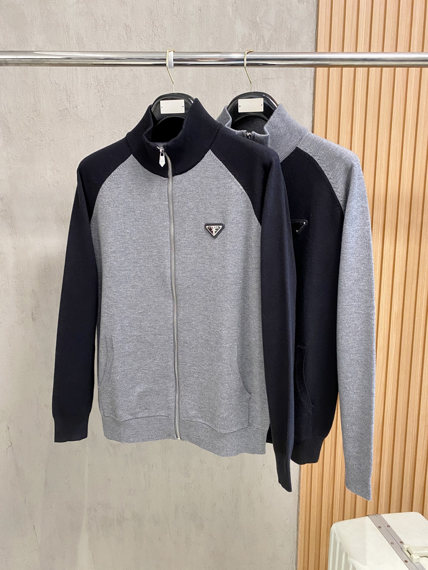 普拉达 2025新品羊毛衣外套 具有手感细腻柔软，可直接与肌肤接触，让暖心的纱线变化出细腻的质感，顶级工