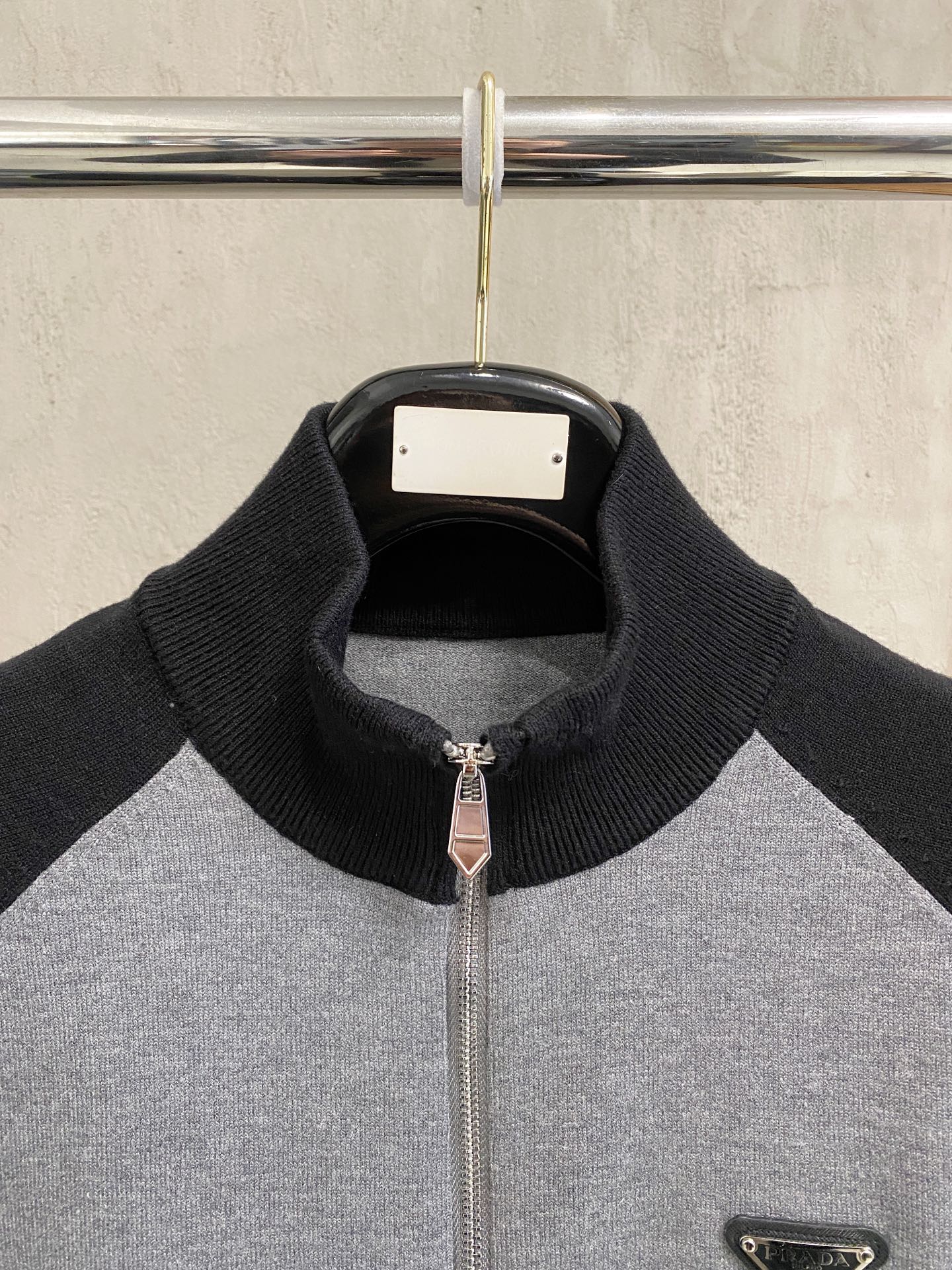 普拉达 2025新品羊毛衣外套 具有手感细腻柔软，可直接与肌肤接触，让暖心的纱线变化出细腻的质感，顶级工