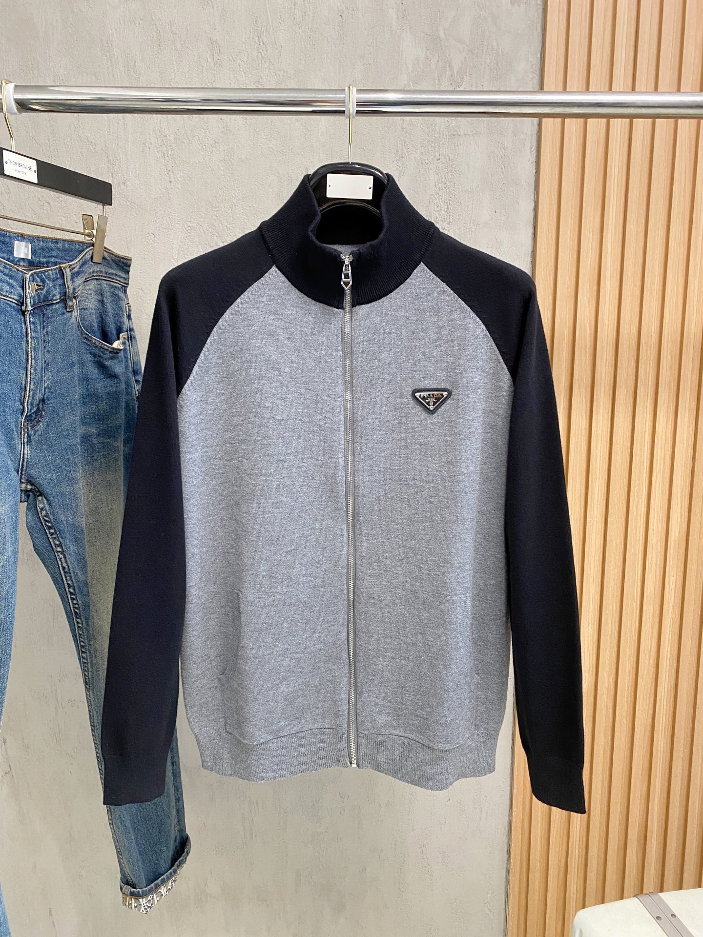 普拉达 2025新品羊毛衣外套 具有手感细腻柔软，可直接与肌肤接触，让暖心的纱线变化出细腻的质感，顶级工