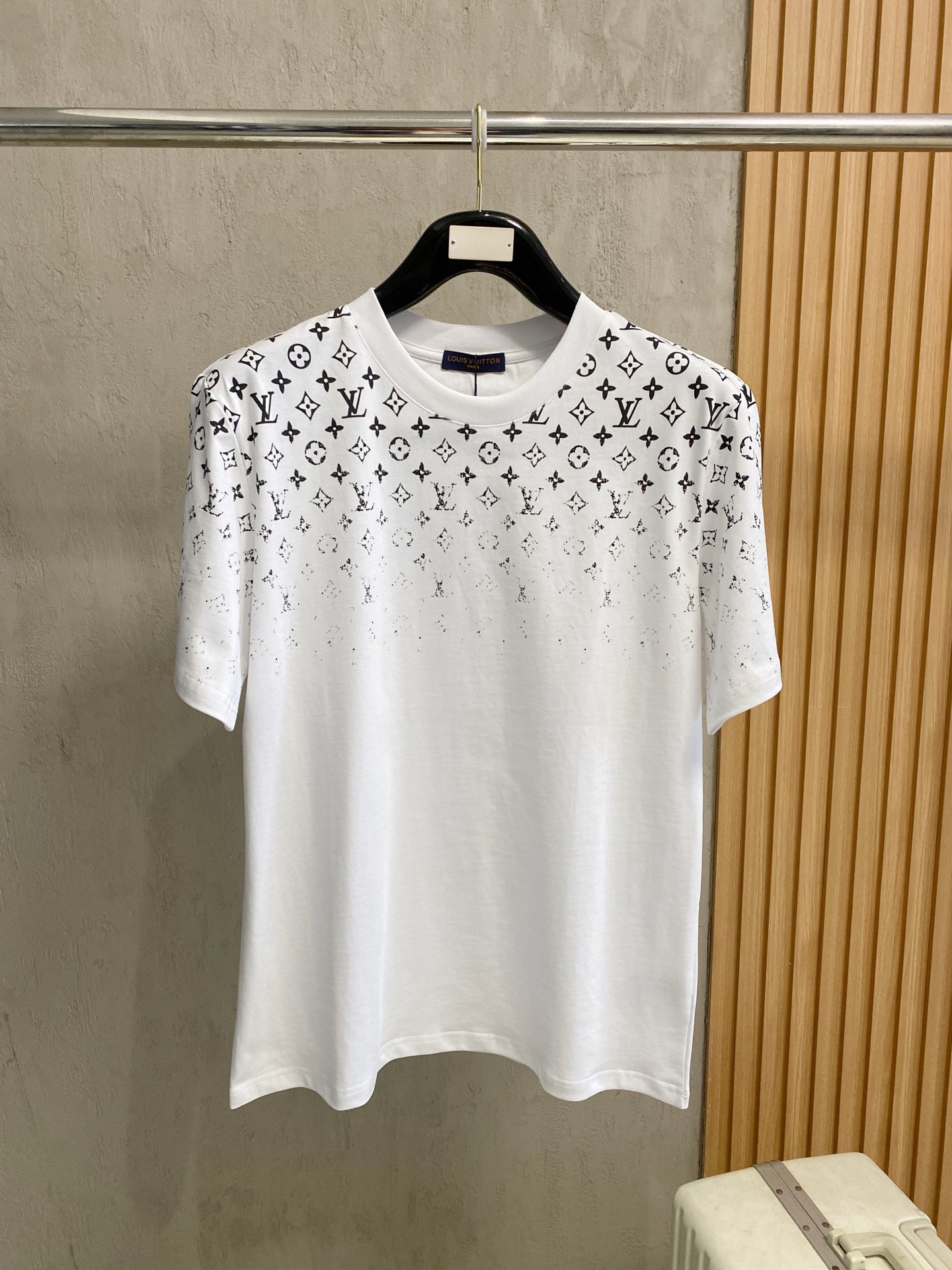 NO:727497,Support the 26s new short-sleeved T-shirt from Lvjia after the New Year. The same style for men and women. Customized fabric. Soft and breathable, super comfortable for daily wear! Simple and recognizable. It is very fashionable to match casual pants or jeans. It belongs to the LV classic series, fashionable and practical, and a must-have for fashionistas! All three standards!  Color black. White. Size S-2XL,,louis vuitton,louis vuitton,louis vuitton,jeans,T-shirt,tees,t-shirt,19860909支持年后驴家 26s新品短袖T恤.男女同款 定制面料 柔软透气,日常穿着超舒适!简约又有辨识度.随便搭配休闲裤或牛仔裤都很时髦.属于LV经典系列,时尚实用,潮人必备!三标齐！颜色黑色.白色. 码数S-2XL,,louis vuitton,louis vuitton,louis vuitton,jeans,T-shirt,tees，t-shirt,,Men's clothing