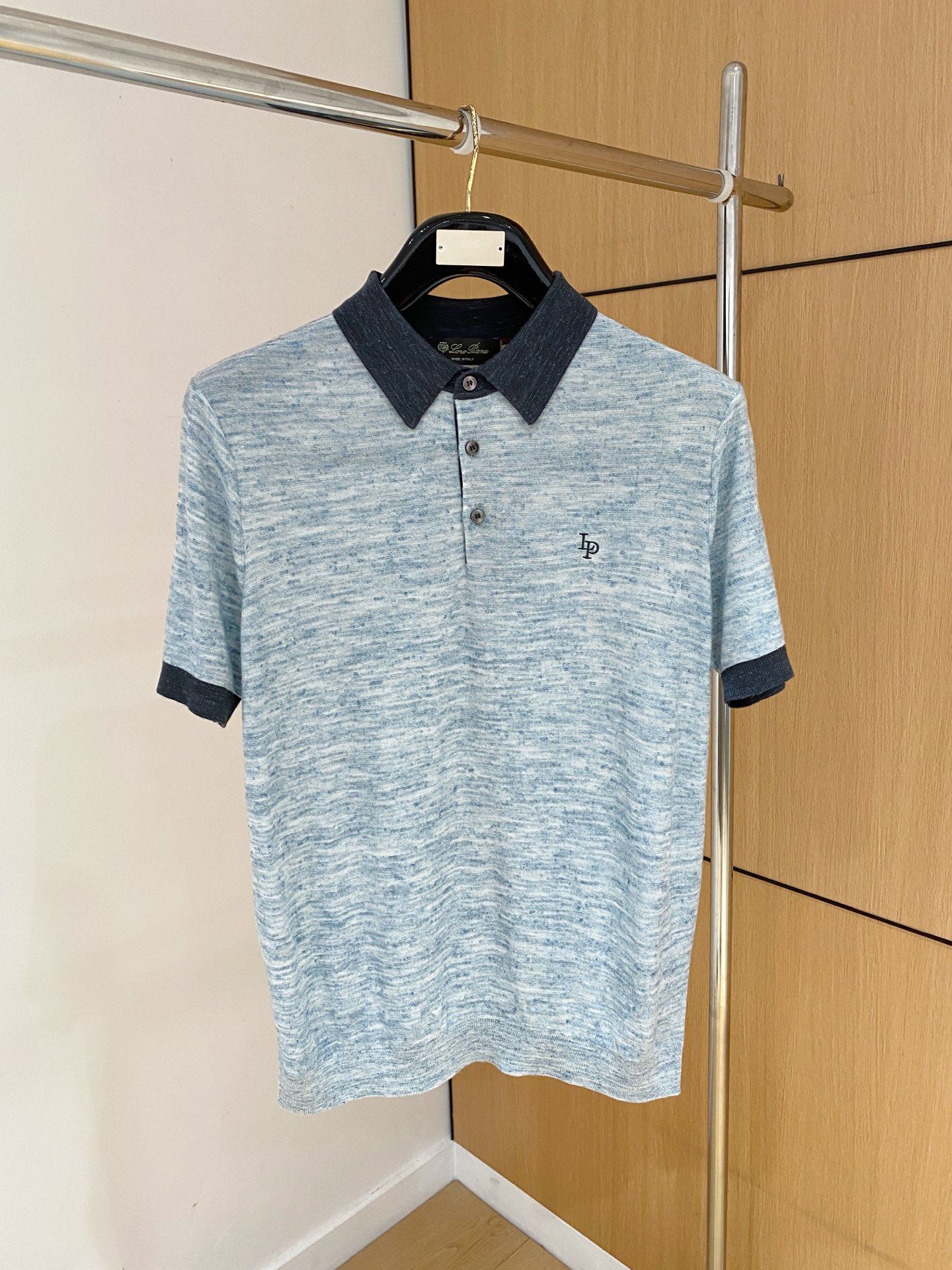 NO:690498,Top quality> (26 new knitted products) are on sale simultaneously on the official website of the counter! The accessories are all original and custom-made, genuine orders from trading companies. Advanced custom-made imported fabrics, extracted from natural plant fibers, are lighter and thinner than ordinary cotton fabrics, soft to the touch and comfortable to wear. It is not easy to irritate the skin at all. The fabric has good hygroscopicity and breathability. Size: 48-56,,19860909顶级品质>(26新款针织)专柜官网同步发售！辅料全部原版定制出品,贸易公司真品订单.高级定制进口面料,以天然植物纖維提炼出来,比一般棉织物轻薄 手感柔软,穿着舒适 完全不易有刺激皮肤 面料吸湿性、透气性良好 尺码: 48-56,,,Men's clothing