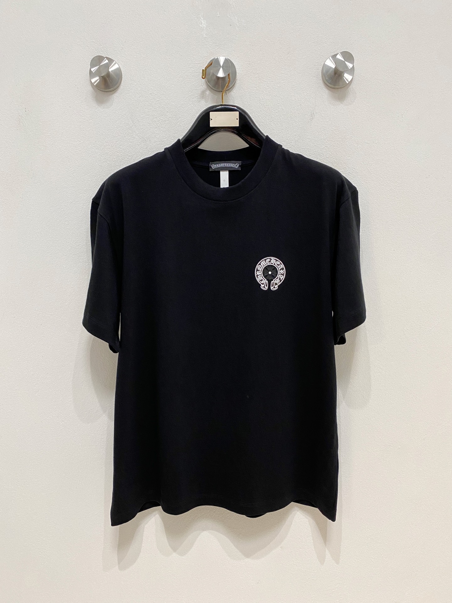 NO:777304,Crow Heart Round Neck 2026 new double yarn pure cotton men's casual bottoming short-sleeved T-shirt!  High-end customization, high version, fashionable and versatile, loose version, original imported 300g double-strand pure cotton fabric, threaded cuffs, collar and hem, super soft and delicate to the touch, skin-friendly and comfortable to wear, high-end boutique. Avant-garde style, charming and comfortable, great for the upper body, men's must-have items, complete with three standards, sizes S-2XL can be worn up to 200 pounds, chrome hearts, T-shirt, tees, t-shirt,19860909克罗心圆领 2026 新款双纱纯棉男士休闲打底短袖T恤！高端定制 高版本 时尚百搭爆款宽松版型原版进口300克双股纯棉面料 螺纹袖口.领口衣摆 手感超柔软细腻 穿着亲肤舒适 高端精品.前卫风格魅力舒适, 上身非常赞 男士必备单品 三标齐全 尺码S-2XL最大穿到200斤,,chrome hearts,T-shirt,tees，t-shirt,,Men's clothing