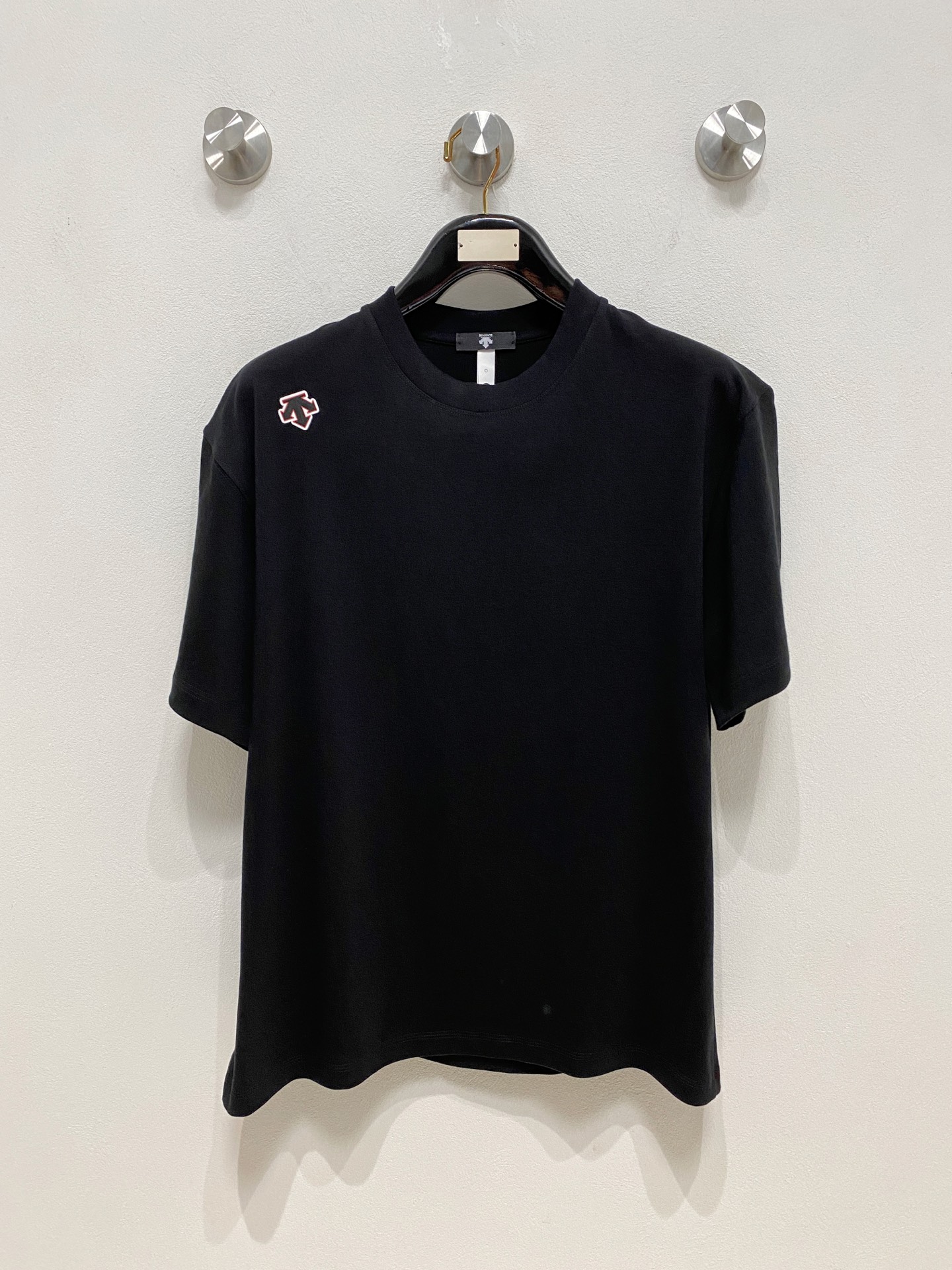 NO:777268,Descente round neck 2026 new double yarn pure cotton men's casual bottoming short-sleeved T-shirt!  High-end customization, high version, fashionable and versatile, loose version, original imported 300g double-strand pure cotton fabric, threaded cuffs, collar and hem, super soft and delicate to the touch, skin-friendly and comfortable to wear, high-end boutique. Avant-garde style, charming and comfortable, great upper body, must-have items for men, complete with three standards, sizes S-2XL, up to 200 pounds, T-shirt, tees, t-shirt,19860909迪桑特 圆领 2026 新款双纱纯棉男士休闲打底短袖T恤！高端定制 高版本 时尚百搭爆款宽松版型原版进口300克双股纯棉面料 螺纹袖口.领口衣摆 手感超柔软细腻 穿着亲肤舒适 高端精品.前卫风格魅力舒适, 上身非常赞 男士必备单品 三标齐全 尺码S-2XL最大穿到200斤,,T-shirt,tees，t-shirt,,Men's clothing