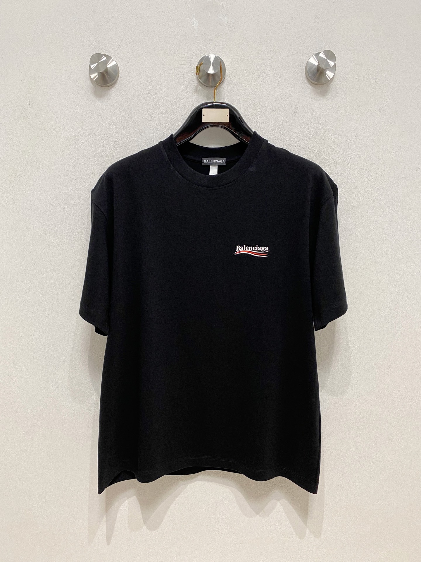NO:777281,Balenciaga round neck 2026 new double yarn pure cotton men's casual bottoming short-sleeved T-shirt!  High-end customization, high version, fashionable and versatile, loose version, original imported 300g double-ply cotton fabric, threaded cuffs, collar and hem, super soft and delicate to the touch, skin-friendly and comfortable to wear, high-end boutique. Avant-garde style, charming and comfortable, great for the upper body, essential items for men, complete with three standards, sizes S-2XL can be worn up to 200 pounds, balenciaga, T-shirt, tees, t-shirt,19860909巴黎世家圆领 2026 新款双纱纯棉男士休闲打底短袖T恤！高端定制 高版本 时尚百搭爆款宽松版型原版进口300克双股纯棉面料 螺纹袖口.领口衣摆 手感超柔软细腻 穿着亲肤舒适 高端精品.前卫风格魅力舒适, 上身非常赞 男士必备单品 三标齐全 尺码S-2XL最大穿到200斤,,balenciaga,T-shirt,tees，t-shirt,,Men's clothing