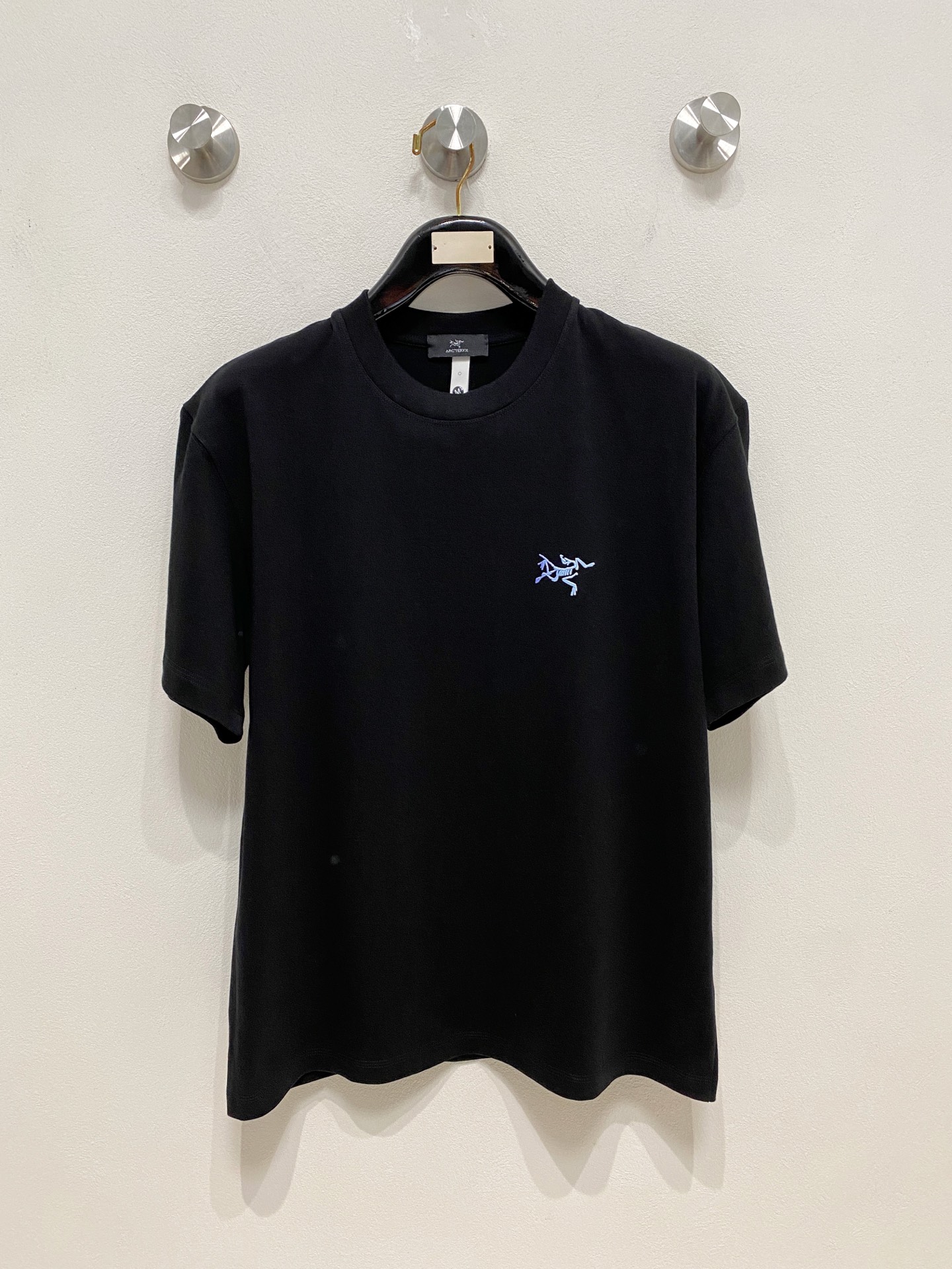 NO:777276,Arc'teryx round neck 2026 new double yarn pure cotton men's casual bottoming short-sleeved T-shirt!  High-end customization, high version, fashionable and versatile, loose version, original imported 300g double-ply cotton fabric, threaded cuffs, collar and hem, super soft and delicate to the touch, skin-friendly and comfortable to wear, high-end boutique. Avant-garde style, charming and comfortable, great upper body, must-have items for men, complete with three standards, sizes S-2XL can be worn up to 200 pounds, arc'teryx, T-shirt, tees, t-shirt,19860909始祖鸟圆领 2026 新款双纱纯棉男士休闲打底短袖T恤！高端定制 高版本 时尚百搭爆款宽松版型原版进口300克双股纯棉面料 螺纹袖口.领口衣摆 手感超柔软细腻 穿着亲肤舒适 高端精品.前卫风格魅力舒适, 上身非常赞 男士必备单品 三标齐全 尺码S-2XL最大穿到200斤,arc'teryx,T-shirt,tees，t-shirt,,Men's clothing