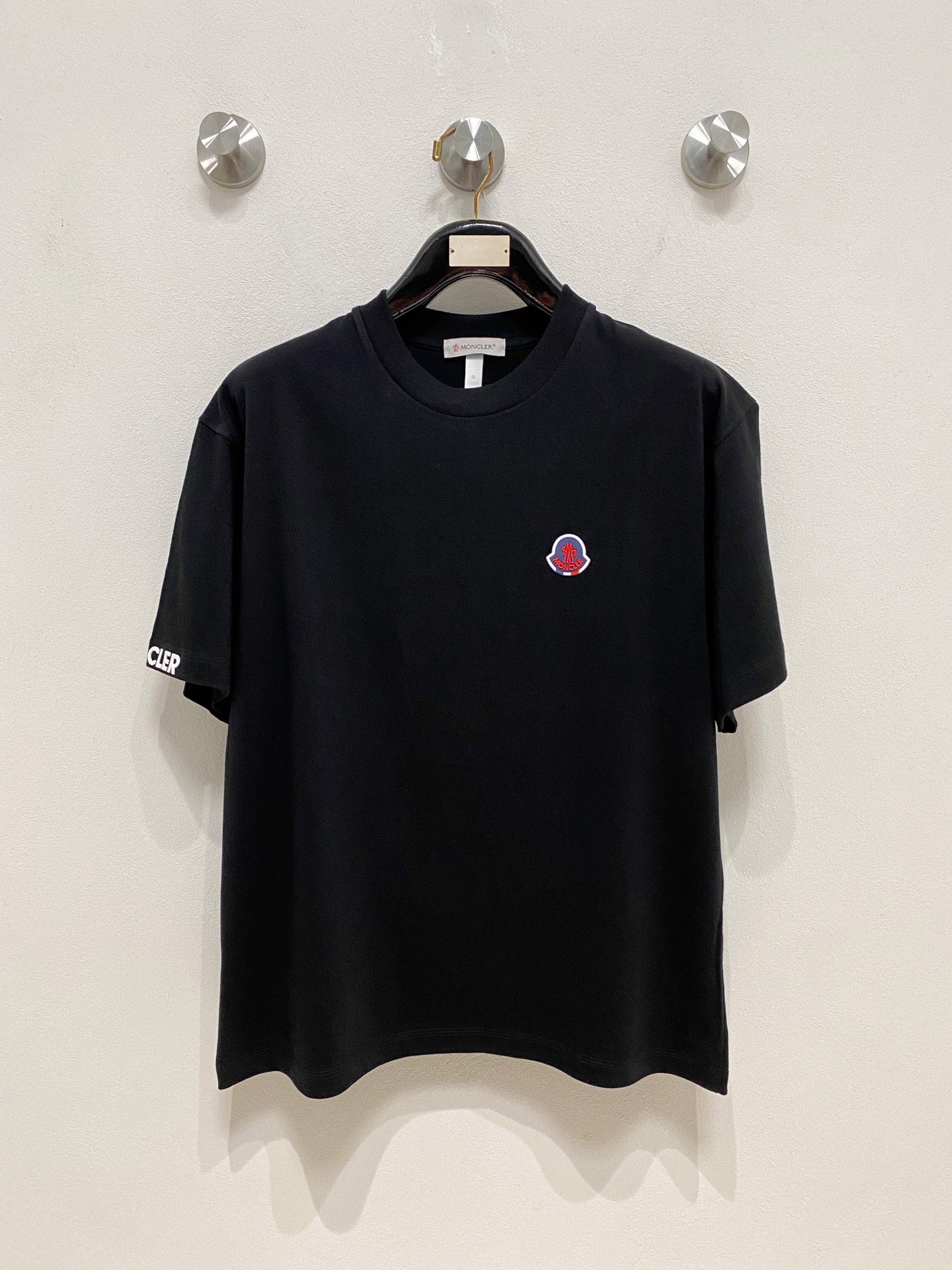NO:777296,Covered round neck 2026 new double yarn pure cotton men's casual bottoming short-sleeved T-shirt!  High-end customization, high version, fashionable and versatile, loose version, original imported 300g double-ply cotton fabric, threaded cuffs, neckline and hem, super soft and delicate to the touch, skin-friendly and comfortable to wear, high-end boutique. Avant-garde style, charming and comfortable, great for the upper body, men's must-have items, complete with three standards, sizes S-2XL can be worn up to 200 pounds, Moncler, T-shirt, tees, t-shirt,19860909蒙口圆领 2026 新款双纱纯棉男士休闲打底短袖T恤！高端定制 高版本 时尚百搭爆款宽松版型原版进口300克双股纯棉面料 螺纹袖口.领口衣摆 手感超柔软细腻 穿着亲肤舒适 高端精品.前卫风格魅力舒适, 上身非常赞 男士必备单品 三标齐全 尺码S-2XL最大穿到200斤,,Moncler,T-shirt,tees，t-shirt,,Men's clothing