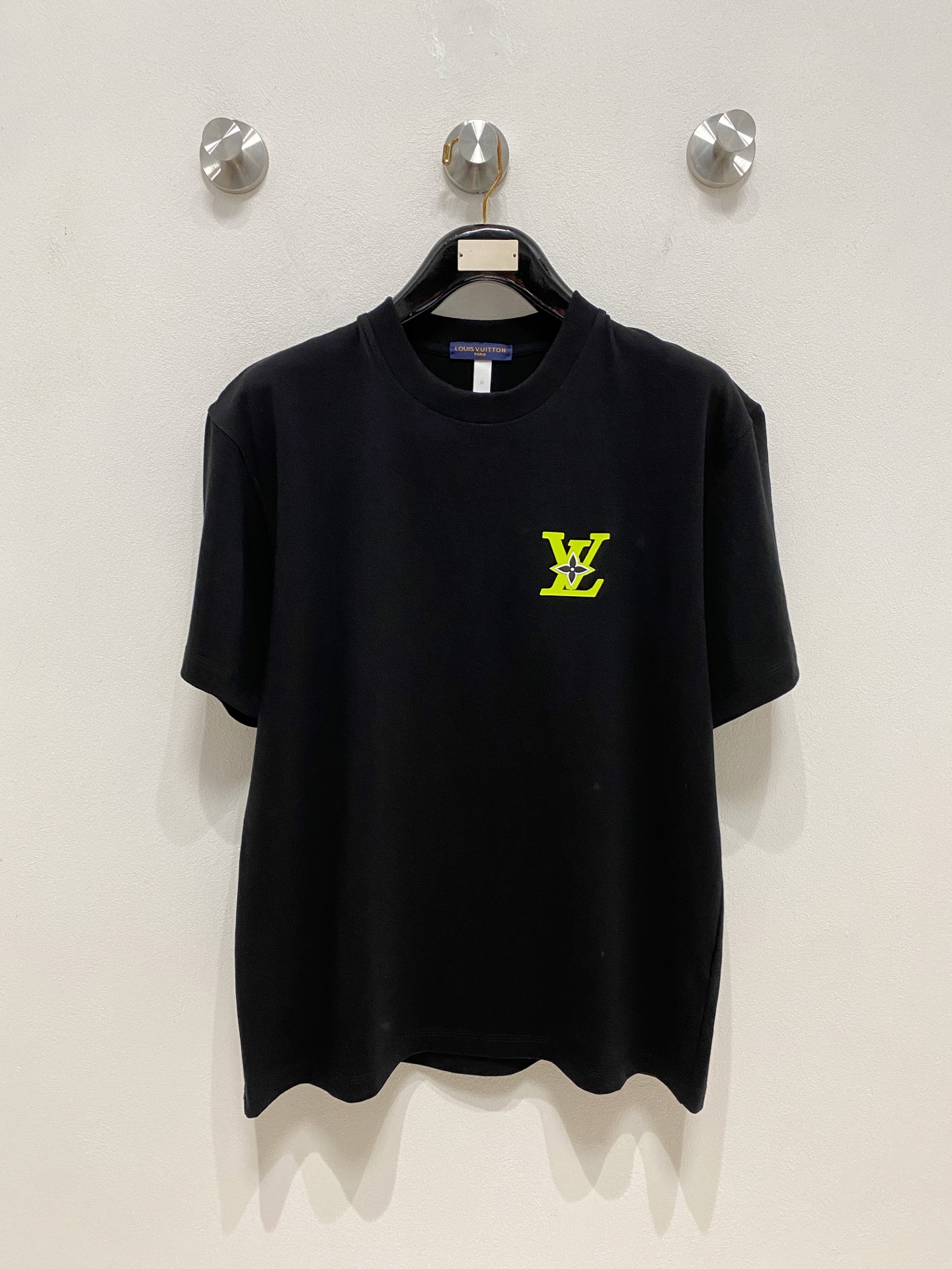 NO:777291,LV round neck 2026 new double yarn pure cotton men's casual bottoming short-sleeved T-shirt!  High-end customization, high version, fashionable and versatile, loose version, original imported 300g double-strand pure cotton fabric, threaded cuffs, collar and hem, super soft and delicate to the touch, skin-friendly and comfortable to wear, high-end boutique. Avant-garde style, charming and comfortable, great for the upper body, men's must-have items, complete with three standards, sizes S-2XL, can be worn up to 200 pounds, Louis Vuitton, T-shirt, tees, t-shirt,19860909LV 圆领 2026 新款双纱纯棉男士休闲打底短袖T恤！高端定制 高版本 时尚百搭爆款宽松版型原版进口300克双股纯棉面料 螺纹袖口.领口衣摆 手感超柔软细腻 穿着亲肤舒适 高端精品.前卫风格魅力舒适, 上身非常赞 男士必备单品 三标齐全 尺码S-2XL最大穿到200斤,,louis vuitton,T-shirt,tees，t-shirt,,Men's clothing