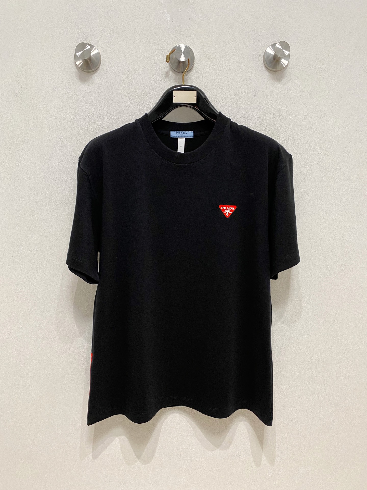 NO:777286,Prada round neck 2026 new double yarn pure cotton men's casual bottoming short-sleeved T-shirt!  High-end customization, high version, fashionable and versatile, loose version, original imported 300g double-ply cotton fabric, threaded cuffs, collar and hem, super soft and delicate to the touch, skin-friendly and comfortable to wear, high-end boutique. Avant-garde style, charming and comfortable, great upper body, essential items for men, complete with three standards, sizes S-2XL can be worn up to 200 pounds, prada, T-shirt, tees, t-shirt,19860909普拉达圆领 2026 新款双纱纯棉男士休闲打底短袖T恤！高端定制 高版本 时尚百搭爆款宽松版型原版进口300克双股纯棉面料 螺纹袖口.领口衣摆 手感超柔软细腻 穿着亲肤舒适 高端精品.前卫风格魅力舒适, 上身非常赞 男士必备单品 三标齐全 尺码S-2XL最大穿到200斤,,prada,T-shirt,tees，t-shirt,,Men's clothing