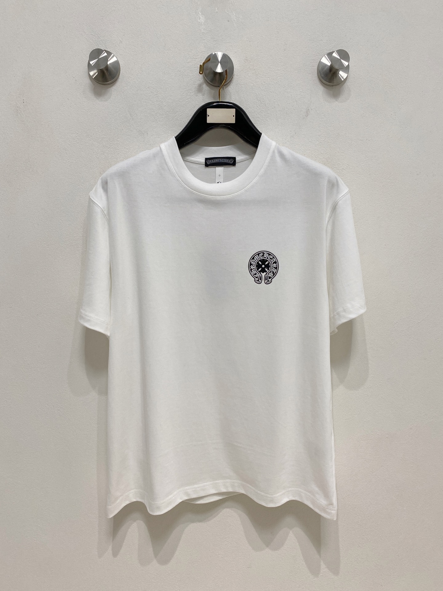 NO:777271,Crow Heart Round Neck 2026 new double yarn pure cotton men's casual bottoming short-sleeved T-shirt!  High-end customization, high version, fashionable and versatile, loose version, original imported 300g double-strand pure cotton fabric, threaded cuffs, collar and hem, super soft and delicate to the touch, skin-friendly and comfortable to wear, high-end boutique. Avant-garde style, charming and comfortable, great for the upper body, men's must-have items, complete with three standards, sizes S-2XL can be worn up to 200 pounds, chrome hearts, T-shirt, tees, t-shirt,19860909克罗心圆领 2026 新款双纱纯棉男士休闲打底短袖T恤！高端定制 高版本 时尚百搭爆款宽松版型原版进口300克双股纯棉面料 螺纹袖口.领口衣摆 手感超柔软细腻 穿着亲肤舒适 高端精品.前卫风格魅力舒适, 上身非常赞 男士必备单品 三标齐全 尺码S-2XL最大穿到200斤,,chrome hearts,T-shirt,tees，t-shirt,,Men's clothing