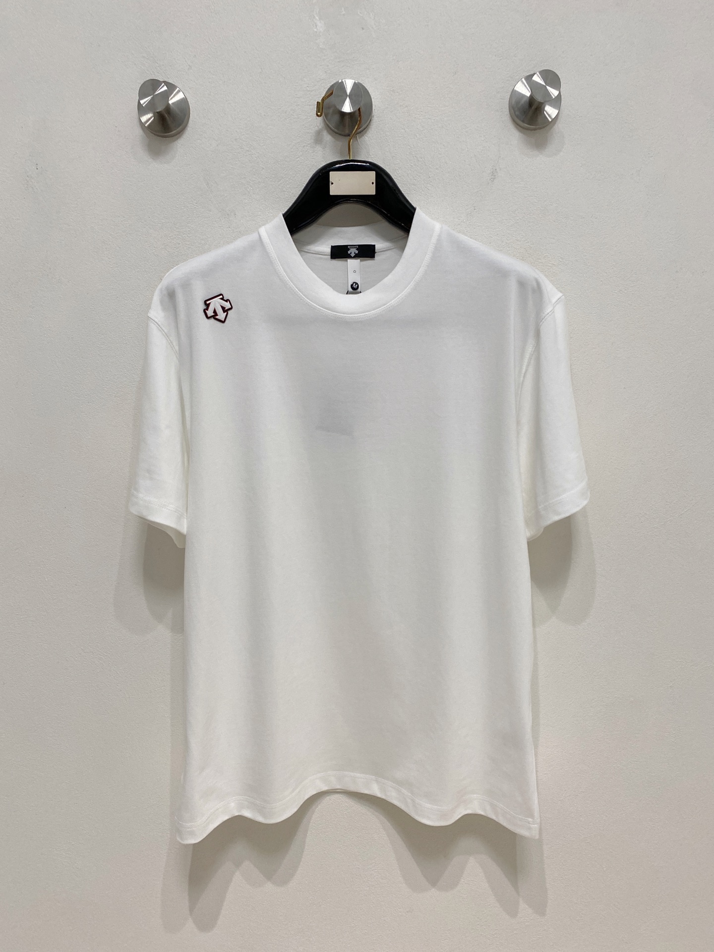 NO:777301,Descente round neck 2026 new double yarn pure cotton men's casual bottoming short-sleeved T-shirt!  High-end customization, high version, fashionable and versatile, loose version, original imported 300g double-strand pure cotton fabric, threaded cuffs, collar and hem, super soft and delicate to the touch, skin-friendly and comfortable to wear, high-end boutique. Avant-garde style, charming and comfortable, great upper body, must-have items for men, complete with three standards, sizes S-2XL, up to 200 pounds, T-shirt, tees, t-shirt,19860909迪桑特 圆领 2026 新款双纱纯棉男士休闲打底短袖T恤！高端定制 高版本 时尚百搭爆款宽松版型原版进口300克双股纯棉面料 螺纹袖口.领口衣摆 手感超柔软细腻 穿着亲肤舒适 高端精品.前卫风格魅力舒适, 上身非常赞 男士必备单品 三标齐全 尺码S-2XL最大穿到200斤,,T-shirt,tees，t-shirt,,Men's clothing