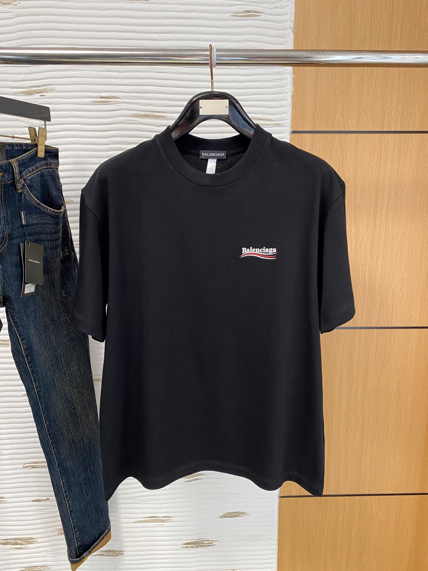 NO:727730,But after the New Year, Balenciaga@Round Neck 2026 new double yarn pure cotton men's casual bottoming short-sleeved T-shirt!  High-end customization, high version, fashionable and versatile, loose version, original imported 300g double-ply cotton fabric, threaded cuffs, collar and hem, super soft and delicate to the touch, skin-friendly and comfortable to wear, high-end boutique. Avant-garde style, charming and comfortable, great for the upper body, essential items for men, complete with three standards, sizes S-2XL can be worn up to 200 pounds, balenciaga, T-shirt, tees, t-shirt,19860909可年后  巴黎世家@圆领 2026 新款双纱纯棉男士休闲打底短袖T恤！高端定制 高版本 时尚百搭爆款宽松版型原版进口300克双股纯棉面料 螺纹袖口.领口衣摆 手感超柔软细腻 穿着亲肤舒适 高端精品.前卫风格魅力舒适, 上身非常赞 男士必备单品 三标齐全 尺码S-2XL最大穿到200斤,,balenciaga,T-shirt,tees，t-shirt,,Men's clothing