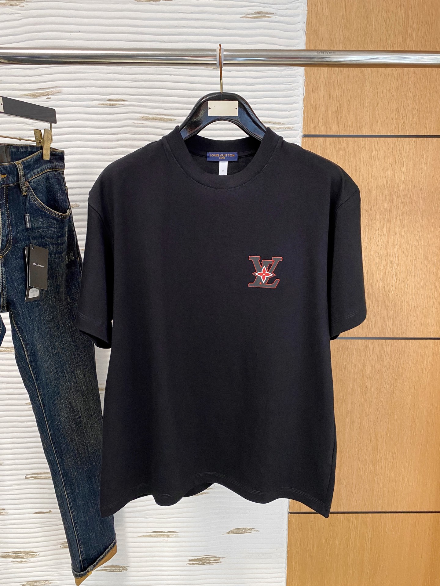 NO:727697,After the new year, LV round neck 2026 new double yarn pure cotton men's casual bottoming short-sleeved T-shirt!  High-end customization, high version, fashionable and versatile, loose version, original imported 300g double-strand pure cotton fabric, threaded cuffs, collar and hem, super soft and delicate to the touch, skin-friendly and comfortable to wear, high-end boutique. Avant-garde style, charming and comfortable, great for the upper body, men's must-have items, complete with three standards, sizes S-2XL, can be worn up to 200 pounds, Louis Vuitton, T-shirt, tees, t-shirt,19860909可年后  LV 圆领 2026 新款双纱纯棉男士休闲打底短袖T恤！高端定制 高版本 时尚百搭爆款宽松版型原版进口300克双股纯棉面料 螺纹袖口.领口衣摆 手感超柔软细腻 穿着亲肤舒适 高端精品.前卫风格魅力舒适, 上身非常赞 男士必备单品 三标齐全 尺码S-2XL最大穿到200斤,,louis vuitton,T-shirt,tees，t-shirt,,Men's clothing