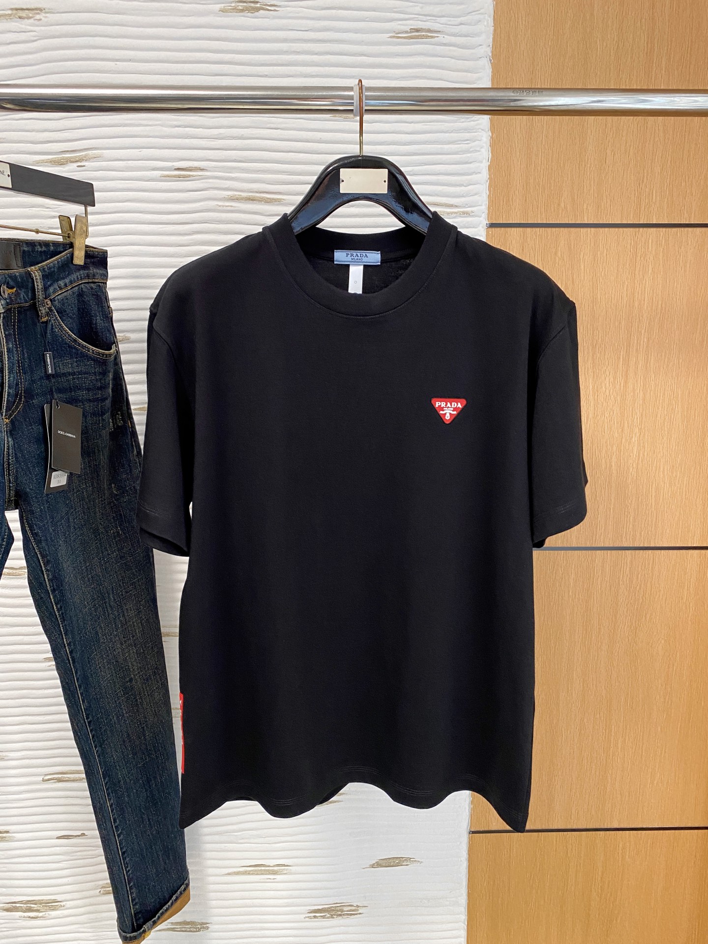 NO:727750,After the new year, Prada round neck 2026 new double yarn pure cotton men's casual bottoming short-sleeved T-shirt!  High-end customization, high version, fashionable and versatile, loose version, original imported 300g double-ply cotton fabric, threaded cuffs, collar and hem, super soft and delicate to the touch, skin-friendly and comfortable to wear, high-end boutique. Avant-garde style, charming and comfortable, great upper body, essential items for men, complete with three standards, sizes S-2XL can be worn up to 200 pounds, prada, T-shirt, tees, t-shirt,19860909可年后  普拉达 圆领 2026 新款双纱纯棉男士休闲打底短袖T恤！高端定制 高版本 时尚百搭爆款宽松版型原版进口300克双股纯棉面料 螺纹袖口.领口衣摆 手感超柔软细腻 穿着亲肤舒适 高端精品.前卫风格魅力舒适, 上身非常赞 男士必备单品 三标齐全 尺码S-2XL最大穿到200斤,,prada,T-shirt,tees，t-shirt,,Men's clothing