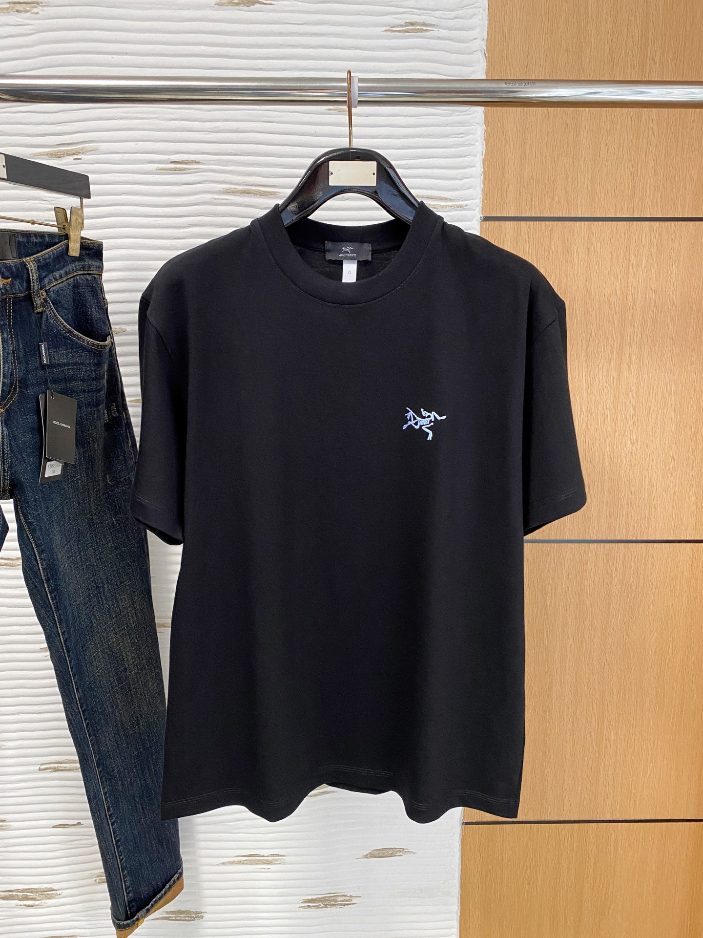 NO:727739,But after the new year, Arc'teryx@Round Neck 2026 new double yarn pure cotton men's casual bottoming short-sleeved T-shirt!  High-end customization, high version, fashionable and versatile, loose version, original imported 300g double-ply cotton fabric, threaded cuffs, collar and hem, super soft and delicate to the touch, skin-friendly and comfortable to wear, high-end boutique. Avant-garde style, charming and comfortable, great upper body, must-have items for men, complete with three standards, sizes S-2XL can be worn up to 200 pounds, arc'teryx, T-shirt, tees, t-shirt,19860909可年后  始祖鸟@圆领 2026 新款双纱纯棉男士休闲打底短袖T恤！高端定制 高版本 时尚百搭爆款宽松版型原版进口300克双股纯棉面料 螺纹袖口.领口衣摆 手感超柔软细腻 穿着亲肤舒适 高端精品.前卫风格魅力舒适, 上身非常赞 男士必备单品 三标齐全 尺码S-2XL最大穿到200斤,arc'teryx,T-shirt,tees，t-shirt,,Men's clothing