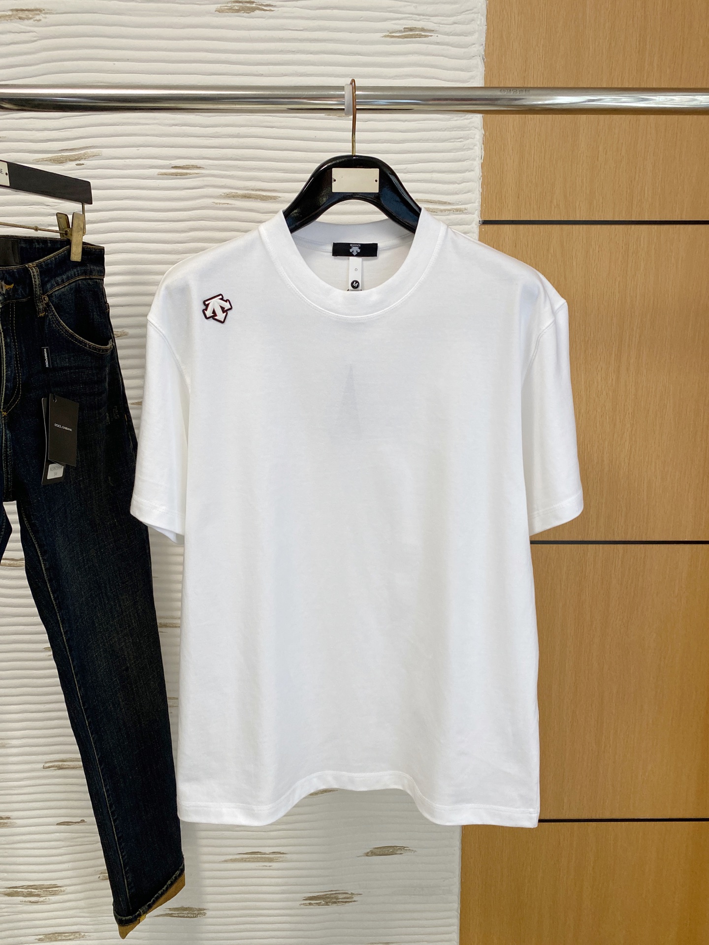 NO:727683,After the new year, Desante round neck 2026 new double yarn pure cotton men's casual bottoming short-sleeved T-shirt!  High-end customization, high version, fashionable and versatile, loose version, original imported 300g double-strand pure cotton fabric, threaded cuffs, collar and hem, super soft and delicate to the touch, skin-friendly and comfortable to wear, high-end boutique. Avant-garde style, charming and comfortable, great upper body, must-have items for men, complete with three standards, sizes S-2XL, up to 200 pounds, T-shirt, tees, t-shirt,19860909可年后  迪桑特 圆领 2026 新款双纱纯棉男士休闲打底短袖T恤！高端定制 高版本 时尚百搭爆款宽松版型原版进口300克双股纯棉面料 螺纹袖口.领口衣摆 手感超柔软细腻 穿着亲肤舒适 高端精品.前卫风格魅力舒适, 上身非常赞 男士必备单品 三标齐全 尺码S-2XL最大穿到200斤,,T-shirt,tees，t-shirt,,Men's clothing