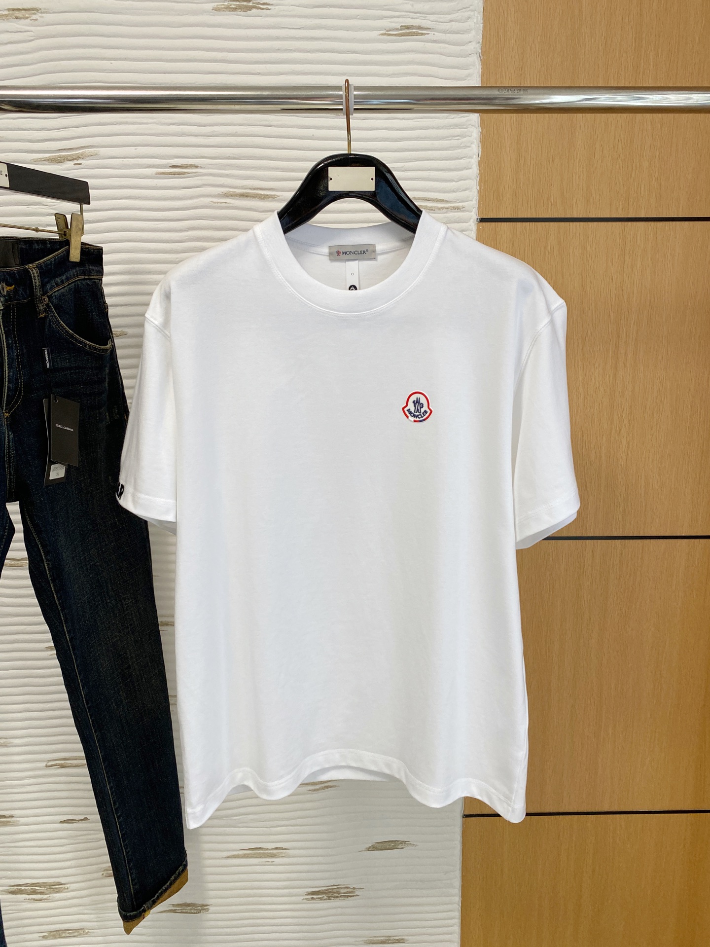 NO:727690,After the new year, the new 2026 new double yarn pure cotton men's casual bottoming short-sleeved T-shirt is available for the new year!  High-end customization, high version, fashionable and versatile, loose version, original imported 300g double-ply cotton fabric, threaded cuffs, neckline and hem, super soft and delicate to the touch, skin-friendly and comfortable to wear, high-end boutique. Avant-garde style, charming and comfortable, great for the upper body, men's must-have items, complete with three standards, sizes S-2XL can be worn up to 200 pounds, Moncler, T-shirt, tees, t-shirt,19860909可年后  蒙口 圆领 2026 新款双纱纯棉男士休闲打底短袖T恤！高端定制 高版本 时尚百搭爆款宽松版型原版进口300克双股纯棉面料 螺纹袖口.领口衣摆 手感超柔软细腻 穿着亲肤舒适 高端精品.前卫风格魅力舒适, 上身非常赞 男士必备单品 三标齐全 尺码S-2XL最大穿到200斤,,Moncler,T-shirt,tees，t-shirt,,Men's clothing