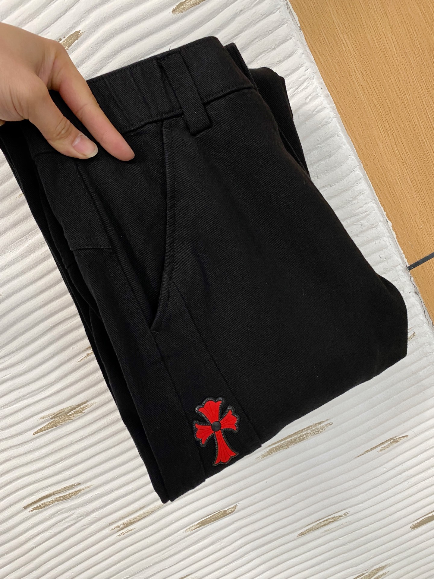 NO:727718,After the new year, Croixin is a hot-selling model in the spring new jeans counter. It shares taste and value. It is very comfortable to wear. It is low-key yet luxurious. It is very classy when worn. The style and cut of the trousers are needless to say. The upper body is exquisite and vivid. Really first-class and top-quality materials. Really palace-level casual pants, using Turkish cotton. y33 produces the most famous denim. The quality is outstanding. After heavy washing, the pants are very soft. The straight-leg version is not picky. The upper body is absolutely stylish.  Extremely luxurious!  Size M-3XL,,chrome hearts,jeans,19860909可年后  克罗心 春季新款牛仔裤专柜热销款 品味与价值共享 身穿着非常舒适 低调不失奢华 穿出去非常有档次,裤型款式和裁剪亦无需多言 上身精致跃然.真正一等一顶级质料 真正殿堂级的休闲裤,选用土耳其的棉花 y33生产出最有名的单宁布 品质卓然 经过重水洗使得裤子很柔软 直脚的版型 不挑人 上身绝对的有型 极度奢华！码数M-3XL,,chrome hearts,jeans,,Men's clothing