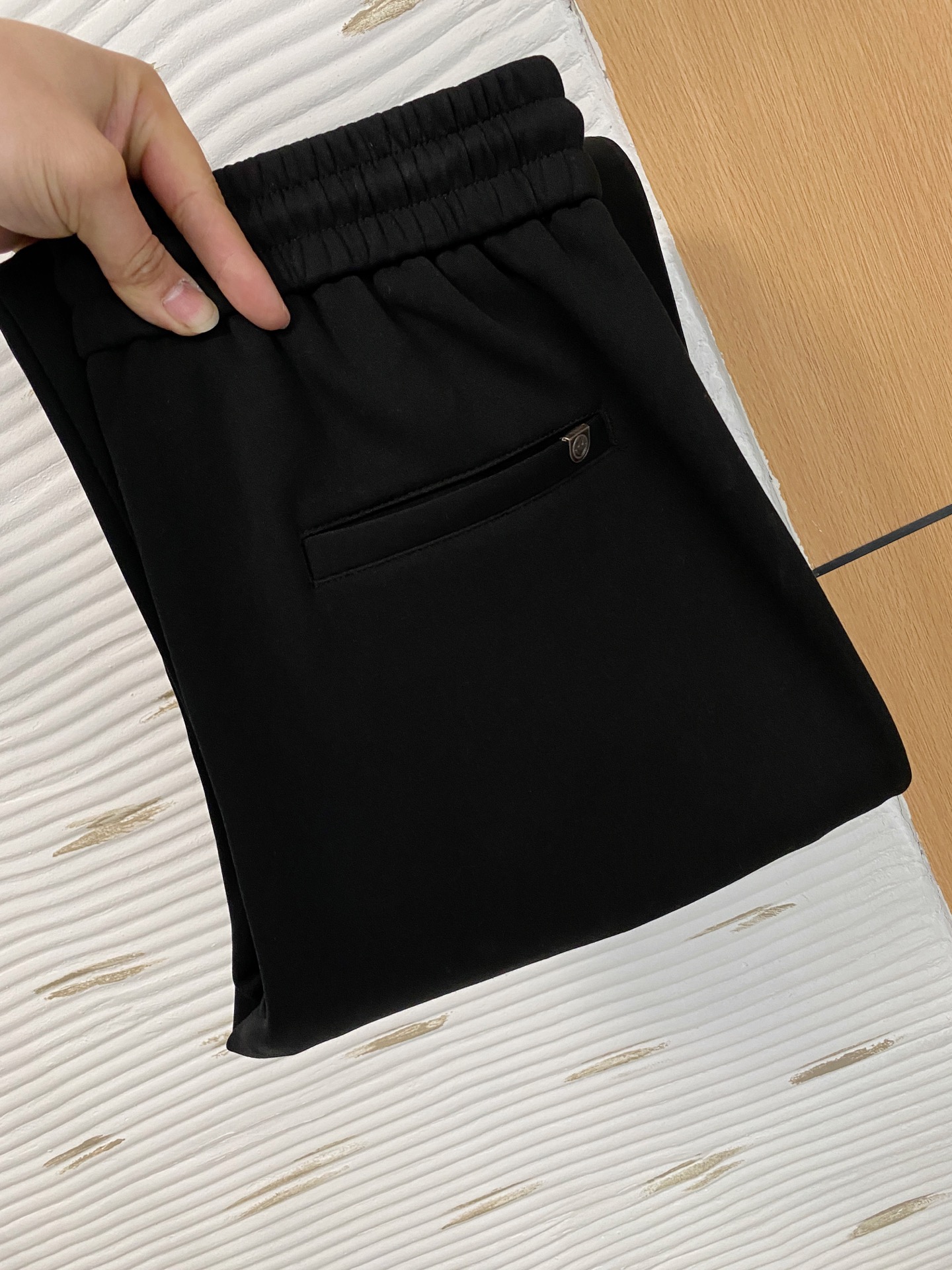 NO:727710,But after the new year, the best-selling model of Descente casual counter shares taste and value. It is very comfortable to wear. It is low-key yet luxurious. It is very classy when worn. There is no need to say much about the style and tailoring of the pants. The upper body is exquisite and vivid. It is truly first-class and top-quality materials. It is not picky. The upper body is absolutely stylish. Simple and not simple!  Code number M-3Xl,,19860909可年后  迪桑特休闲专柜热销款 品味与价值共享 身穿着非常舒适 低调不失奢华 穿出去非常有档次,裤型款式和裁剪亦无需多言 上身精致跃然.真正一等一顶级质料 不挑人 上身绝对的有型 简约不简单！码数M-3Xl,,,Men's clothing