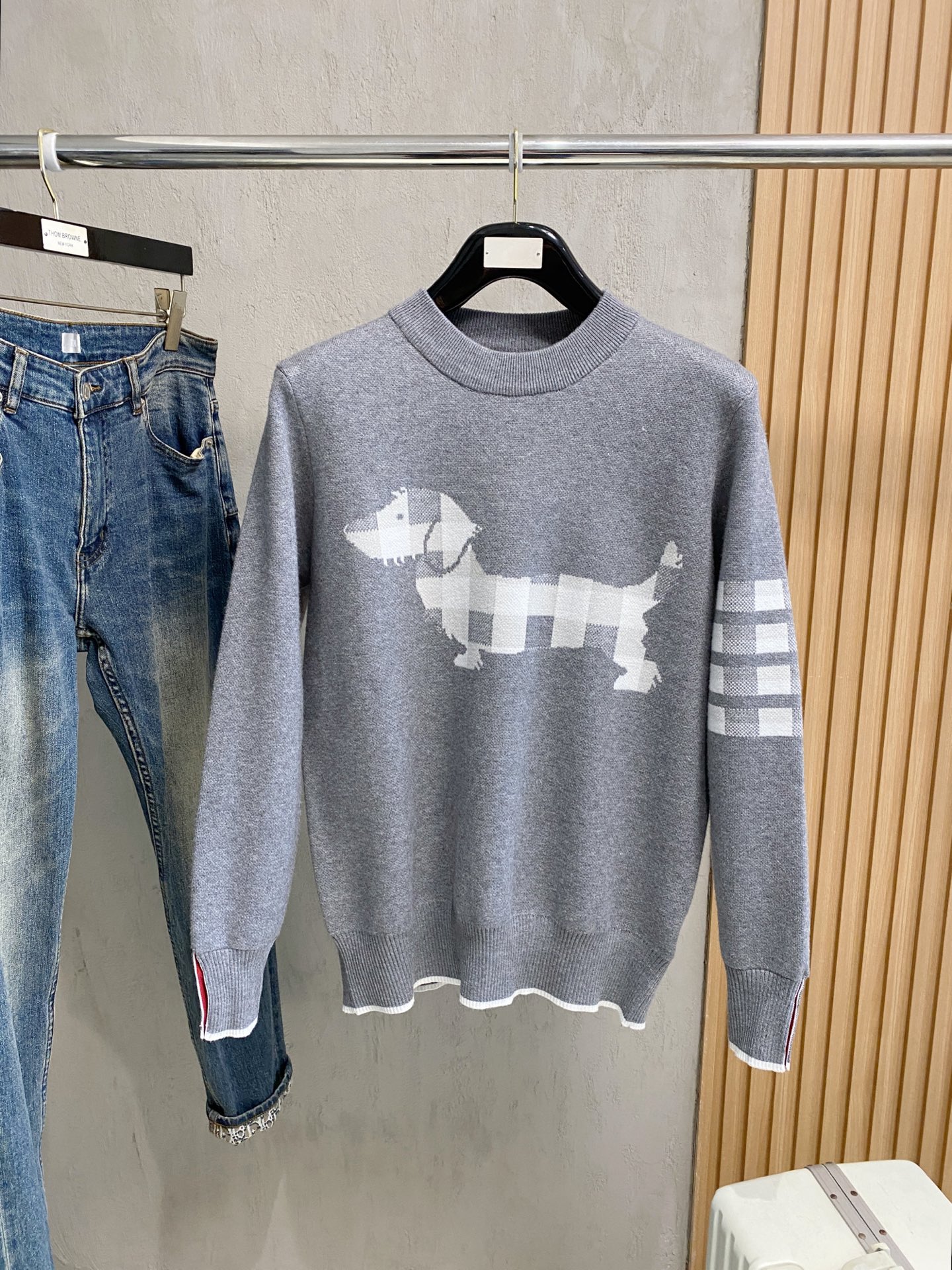 NO:731331,New TB 2025 autumn and winter sweaters, casual, fashionable and warm, can be worn alone as a base layer. Imported wool blended wool has strong warmth retention, does not irritate the skin, can be worn close to the body, and has a simple style. It is equipped with imported wool knitted fabric, and is a great base layer for single wear in autumn and winter!  Size M-3XL,,sweaters,19860909年后 TB 2025秋冬新品毛衣,休闲时尚保暖,打底单穿都可以进口羊毛混纺羊毛,保暖性很强,不刺激皮肤,可贴身穿,简约的风格 配以进口羊毛针织面料,秋冬季单穿打底神器！码数M-3XL,,sweaters,,Men's clothing