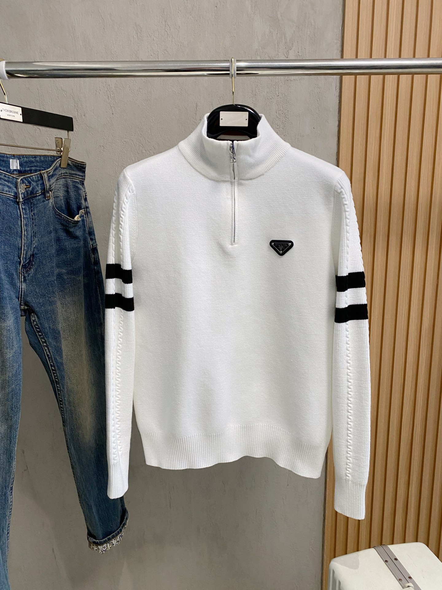 NO:731326,Years later, Prada's new 2025 autumn and winter sweaters are casual, fashionable and warm. They can be worn alone as a base layer. Imported wool blended wool has strong warmth retention, does not irritate the skin, can be worn close to the body, and has a simple style. It is equipped with imported wool knitted fabrics. It is a great base layer for single wear in autumn and winter!  Size M-3XL,,prada,sweaters,19860909年后 普拉达 2025秋冬新品毛衣,休闲时尚保暖,打底单穿都可以进口羊毛混纺羊毛,保暖性很强,不刺激皮肤,可贴身穿,简约的风格 配以进口羊毛针织面料,秋冬季单穿打底神器！码数M-3XL,,prada,sweaters,,Men's clothing