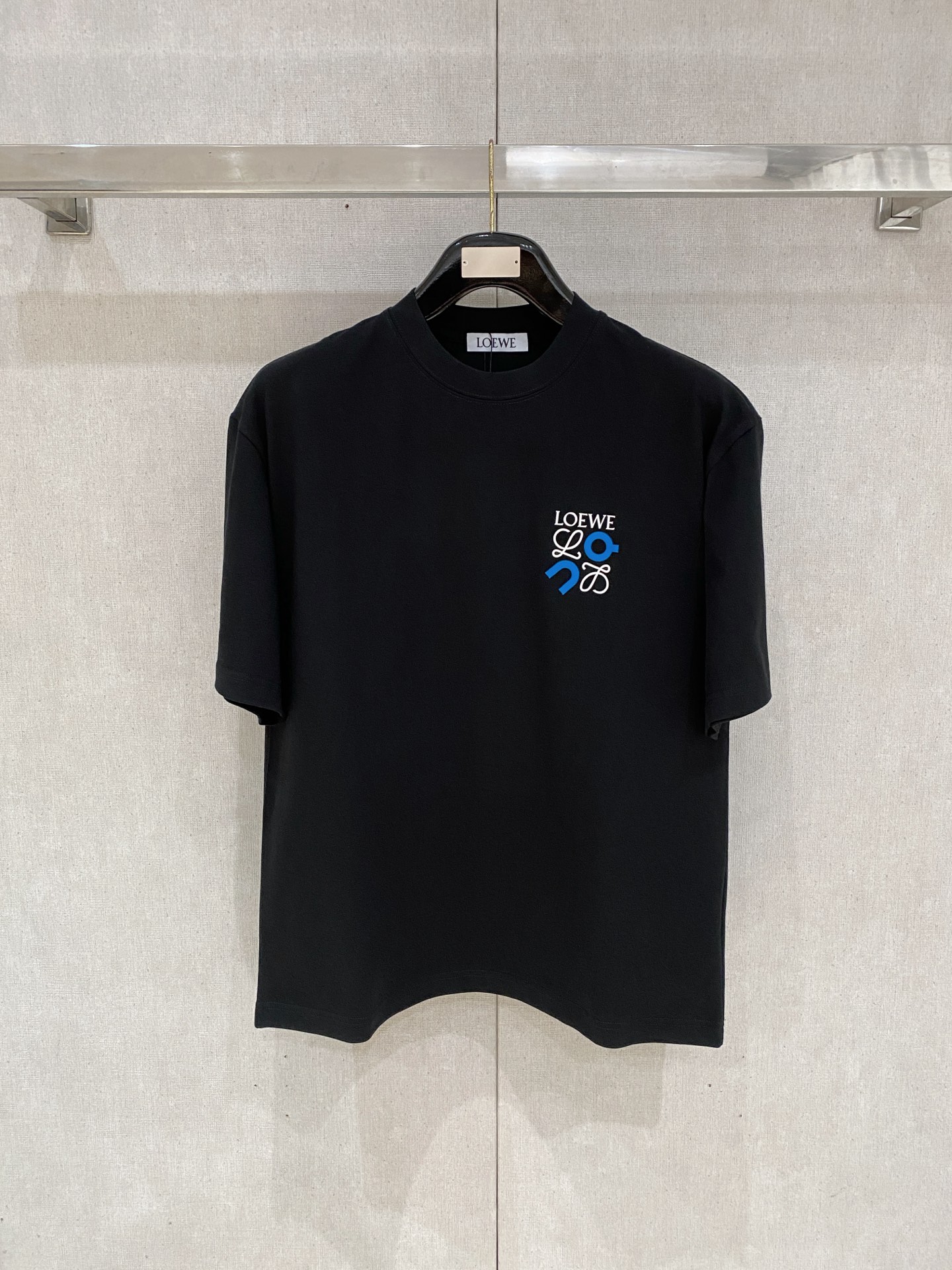 NO:728407,But after the new year, Luo Yiwei loose fit pure cotton latest fabric classic logo pattern logo fashion simple trend short sleeves, the highest quality counter original short sleeves, top production technology imported fabrics, counter style unique design, using imported high-end custom fabrics. Official website for sale!  The fabric pattern is great. The size is black and white. M-2XL. Can wear up to 200 pounds. Please state your height and weight when ordering, loewe, T-shirt,19860909可年后  罗意威 宽松版型纯棉最新面料经典标识图案logo时尚简约潮流短袖,最顶级的品质专柜原单短袖,顶级制作工艺进口面料,专柜款独特设计,采用进口高端订制面料.官网在售！面料版型超赞 码数..黑白色 M-2XL 最大可穿200斤下单报身高体重,,loewe,T-shirt,,Men's clothing