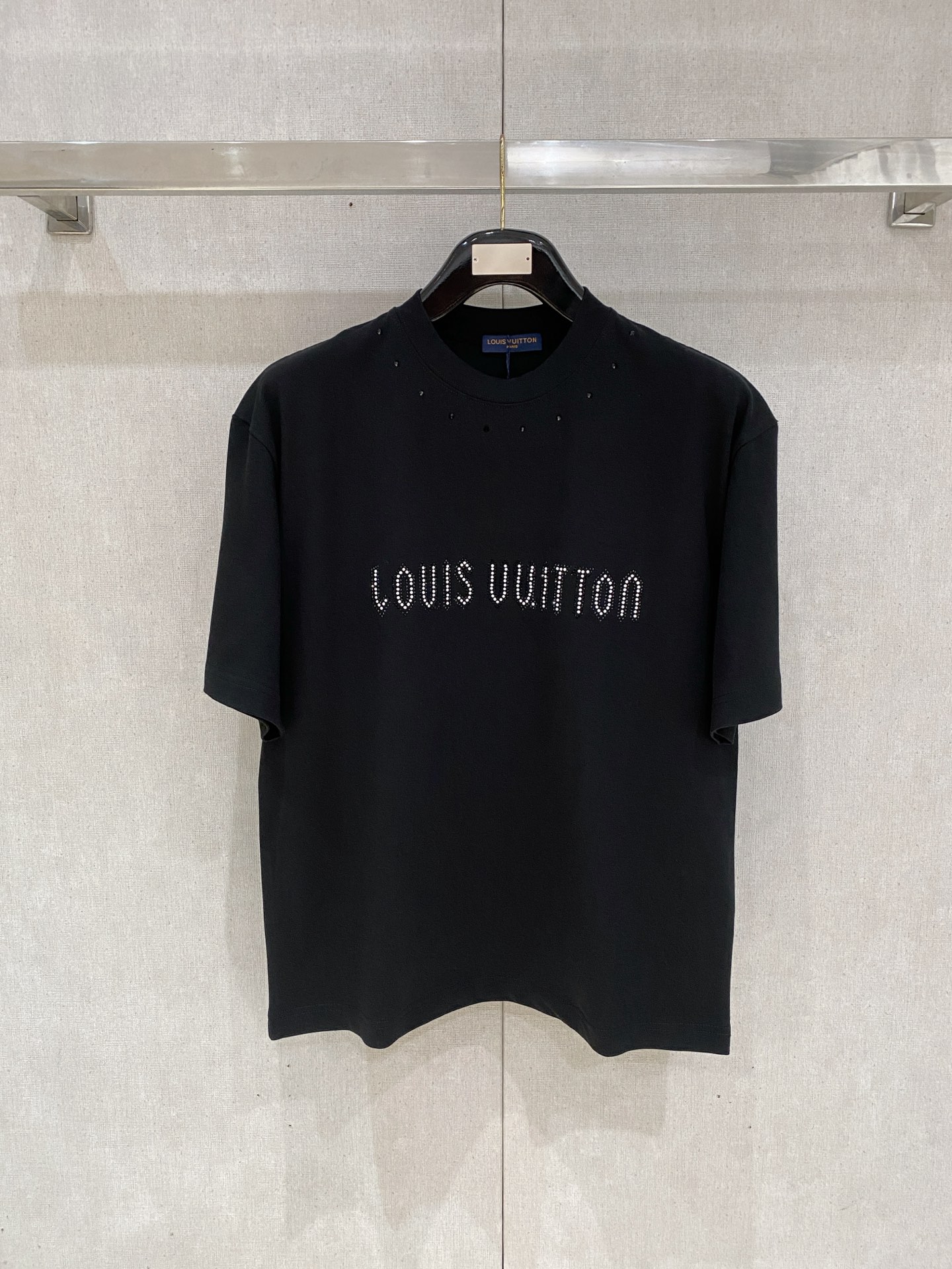 NO:728395,But after the new year, LV loose fit pure cotton latest fabric classic logo pattern logo fashion simple trendy short sleeves, the highest quality counter original short sleeves, top production technology imported fabrics, counter style unique design, using imported high-end custom fabrics. Official website for sale!  Fabric pattern is great. Sizes are black and white. M-2XL. Can be worn up to 200 pounds. Please state your height and weight when ordering, Louis Vuitton, T-shirt,19860909可年后  LV 宽松版型纯棉最新面料经典标识图案logo时尚简约潮流短袖,最顶级的品质专柜原单短袖,顶级制作工艺进口面料,专柜款独特设计,采用进口高端订制面料.官网在售！面料版型超赞 码数..黑白色 M-2XL 最大可穿200斤下单报身高体重,,louis vuitton,T-shirt,,Men's clothing