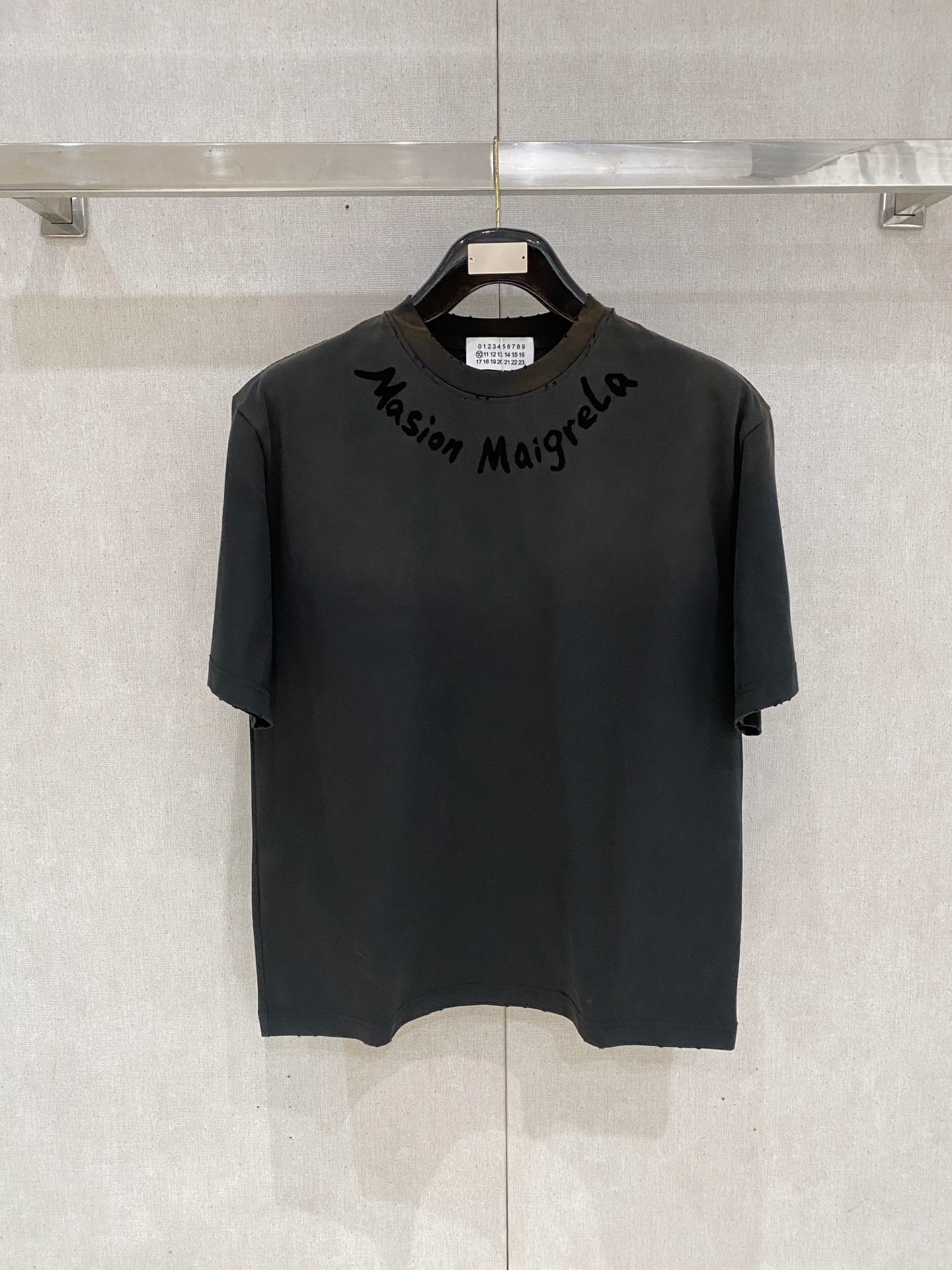 NO:728390,But after the New Year, MM-6 loose fit pure cotton latest fabric classic logo pattern logo fashion simple trendy short sleeves, the highest quality counter original short sleeves, top production technology imported fabrics, counter style unique design, using imported high-end custom fabrics. Official website for sale!  Fabric pattern is great. Size: black and white M-2XL. Can wear up to 200 pounds. Please state your height and weight when ordering, T-shirt,19860909可年后  MM-6 宽松版型纯棉最新面料经典标识图案logo时尚简约潮流短袖,最顶级的品质专柜原单短袖,顶级制作工艺进口面料,专柜款独特设计,采用进口高端订制面料.官网在售！面料版型超赞 码数..黑白色 M-2XL 最大可穿200斤下单报身高体重,,T-shirt,,Men's clothing