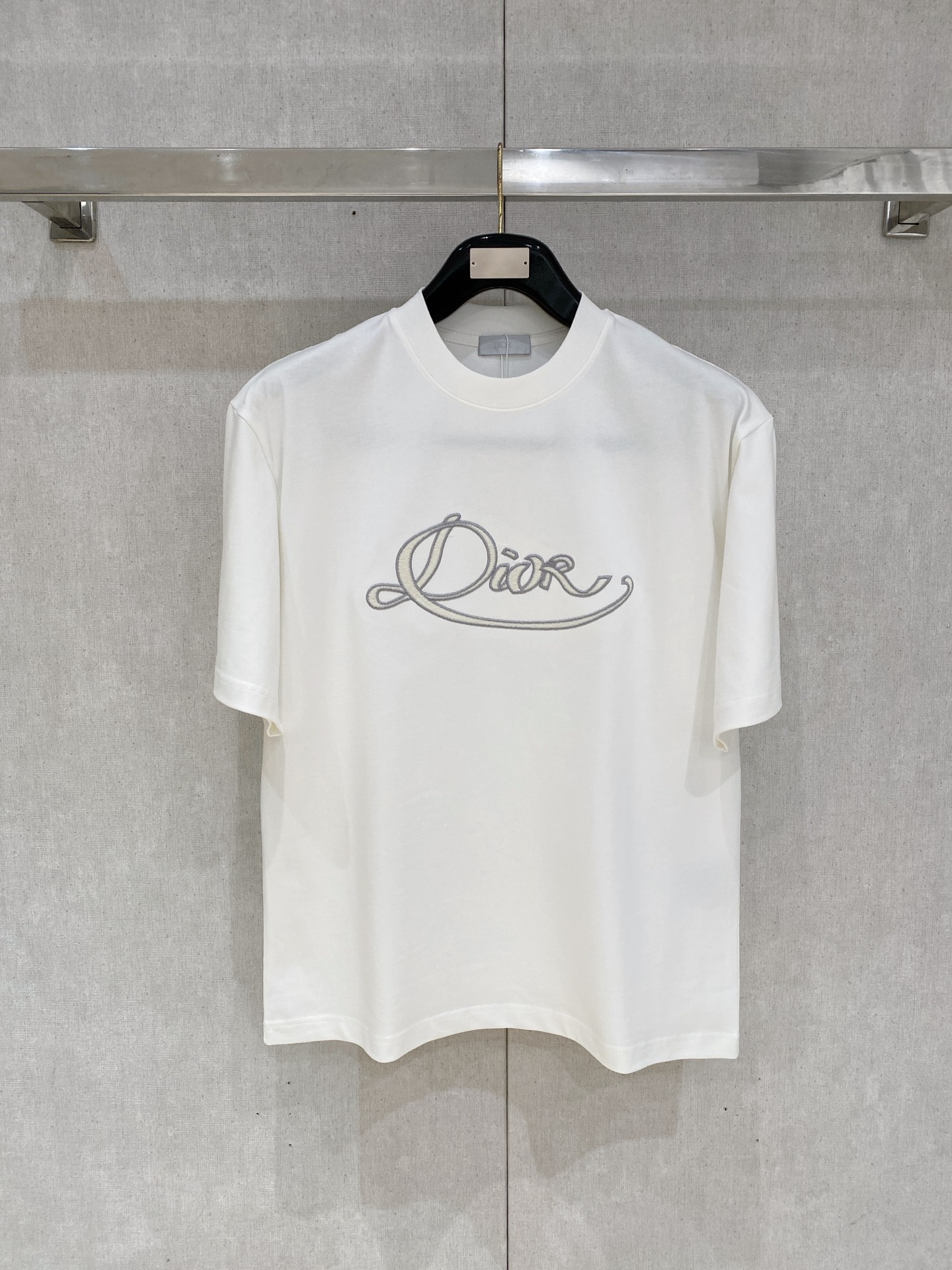 NO:728355,But after the new year, Dior loose fit pure cotton latest fabric classic logo pattern logo fashion simple trend short sleeves, the highest quality counter original short sleeves, top production technology imported fabrics, counter style unique design, using imported high-end custom fabrics. Official website for sale!  Fabric pattern is great. Size: black and white M-2XL. Can wear up to 200 pounds. Please state your height and weight when ordering, dior, T-shirt,19860909可年后  迪奥 宽松版型纯棉最新面料经典标识图案logo时尚简约潮流短袖,最顶级的品质专柜原单短袖,顶级制作工艺进口面料,专柜款独特设计,采用进口高端订制面料.官网在售！面料版型超赞 码数..黑白色 M-2XL 最大可穿200斤下单报身高体重,,dior,T-shirt,,Men's clothing