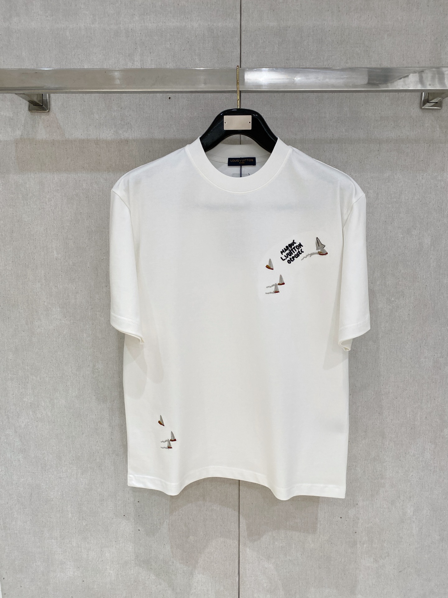 NO:728361,But after the new year, LV loose fit pure cotton latest fabric classic logo pattern logo fashion simple trendy short sleeves, the highest quality counter original short sleeves, top production technology imported fabrics, counter style unique design, using imported high-end custom fabrics. Official website for sale!  Fabric pattern is great. Sizes are black and white. M-2XL. Can be worn up to 200 pounds. Please state your height and weight when ordering, Louis Vuitton, T-shirt,19860909可年后  LV 宽松版型纯棉最新面料经典标识图案logo时尚简约潮流短袖,最顶级的品质专柜原单短袖,顶级制作工艺进口面料,专柜款独特设计,采用进口高端订制面料.官网在售！面料版型超赞 码数..黑白色 M-2XL 最大可穿200斤下单报身高体重,,louis vuitton,T-shirt,,Men's clothing