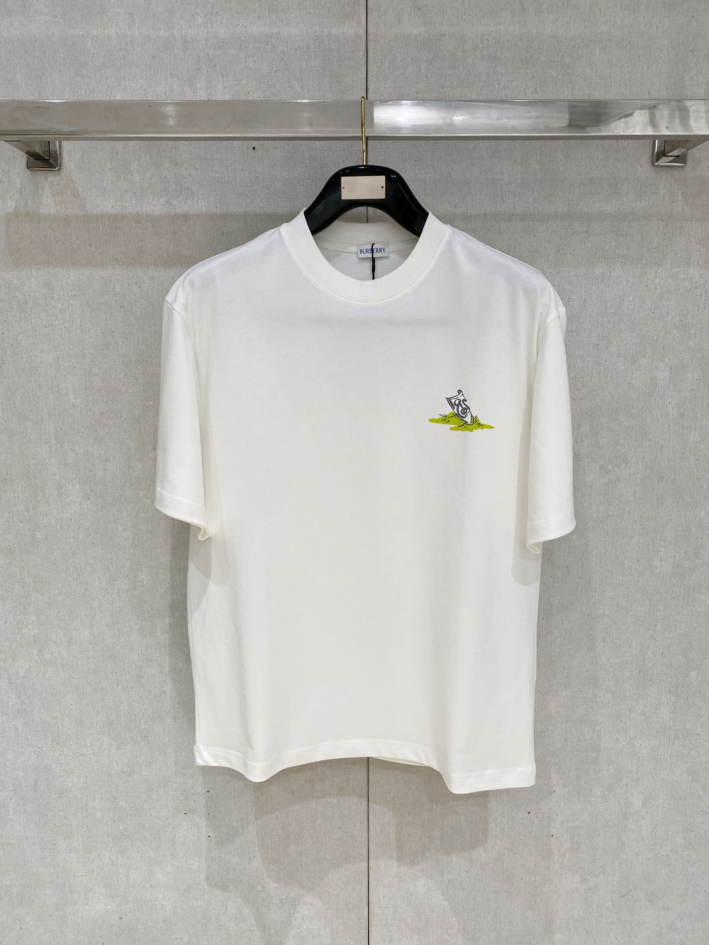 NO:728366,But after the new year, Burberry loose fit pure cotton latest fabric classic logo pattern logo fashion simple trend short sleeves, the highest quality counter original short sleeves, top production technology imported fabrics, counter style unique design, using imported high-end custom fabrics. Official website for sale!  Fabric pattern is great. Size: black and white M-2XL. Can wear up to 200 pounds. Please state your height and weight when ordering, burberry, T-shirt,19860909可年后  巴宝莉 宽松版型纯棉最新面料经典标识图案logo时尚简约潮流短袖,最顶级的品质专柜原单短袖,顶级制作工艺进口面料,专柜款独特设计,采用进口高端订制面料.官网在售！面料版型超赞 码数..黑白色 M-2XL 最大可穿200斤下单报身高体重,,burberry,T-shirt,,Men's clothing