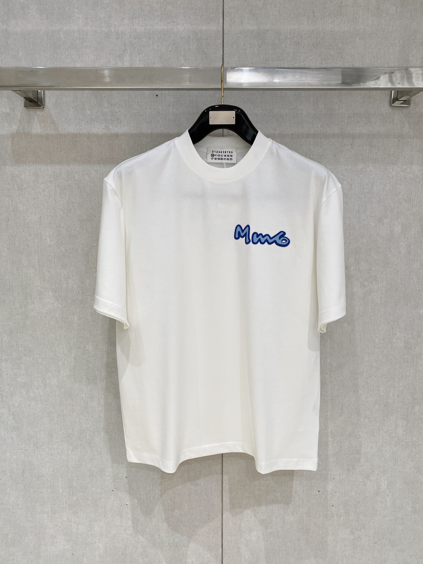 NO:728372,But after the New Year, MM-6 loose fit pure cotton latest fabric classic logo pattern logo fashion simple trendy short sleeves, the highest quality counter original short sleeves, top production technology imported fabrics, counter style unique design, using imported high-end custom fabrics. Official website for sale!  Fabric pattern is great. Size: black and white M-2XL. Can wear up to 200 pounds. Please state your height and weight when ordering, T-shirt,19860909可年后  MM-6 宽松版型纯棉最新面料经典标识图案logo时尚简约潮流短袖,最顶级的品质专柜原单短袖,顶级制作工艺进口面料,专柜款独特设计,采用进口高端订制面料.官网在售！面料版型超赞 码数..黑白色 M-2XL 最大可穿200斤下单报身高体重,,T-shirt,,Men's clothing