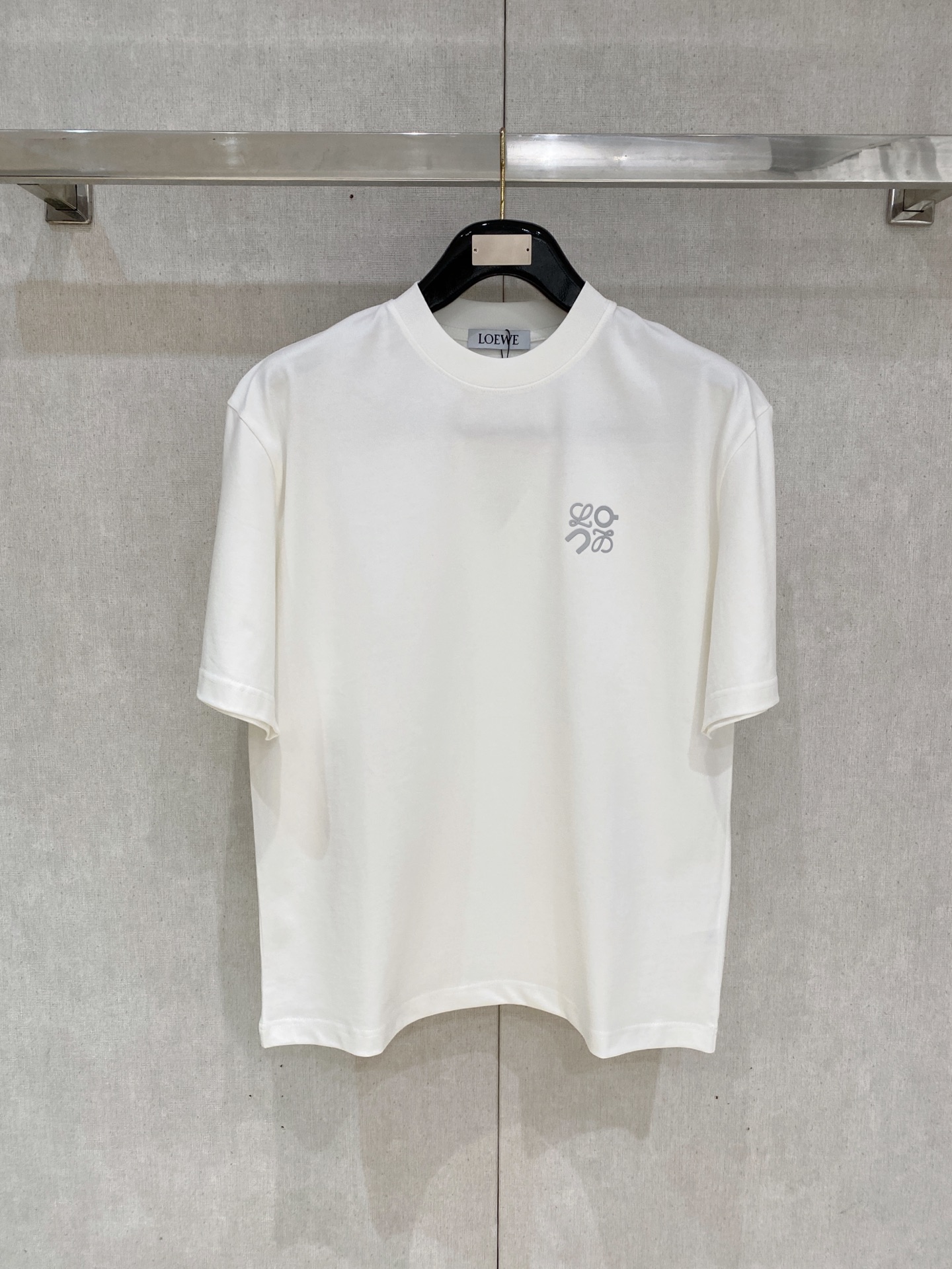 NO:728377,But after the new year, Luo Yiwei loose fit pure cotton latest fabric classic logo pattern logo fashion simple trend short sleeves, the highest quality counter original short sleeves, top production technology imported fabrics, counter style unique design, using imported high-end custom fabrics. Official website for sale!  The fabric pattern is great. The size is black and white. M-2XL. Can wear up to 200 pounds. Please state your height and weight when ordering, loewe, T-shirt,19860909可年后  罗意威 宽松版型纯棉最新面料经典标识图案logo时尚简约潮流短袖,最顶级的品质专柜原单短袖,顶级制作工艺进口面料,专柜款独特设计,采用进口高端订制面料.官网在售！面料版型超赞 码数..黑白色 M-2XL 最大可穿200斤下单报身高体重,,loewe,T-shirt,,Men's clothing