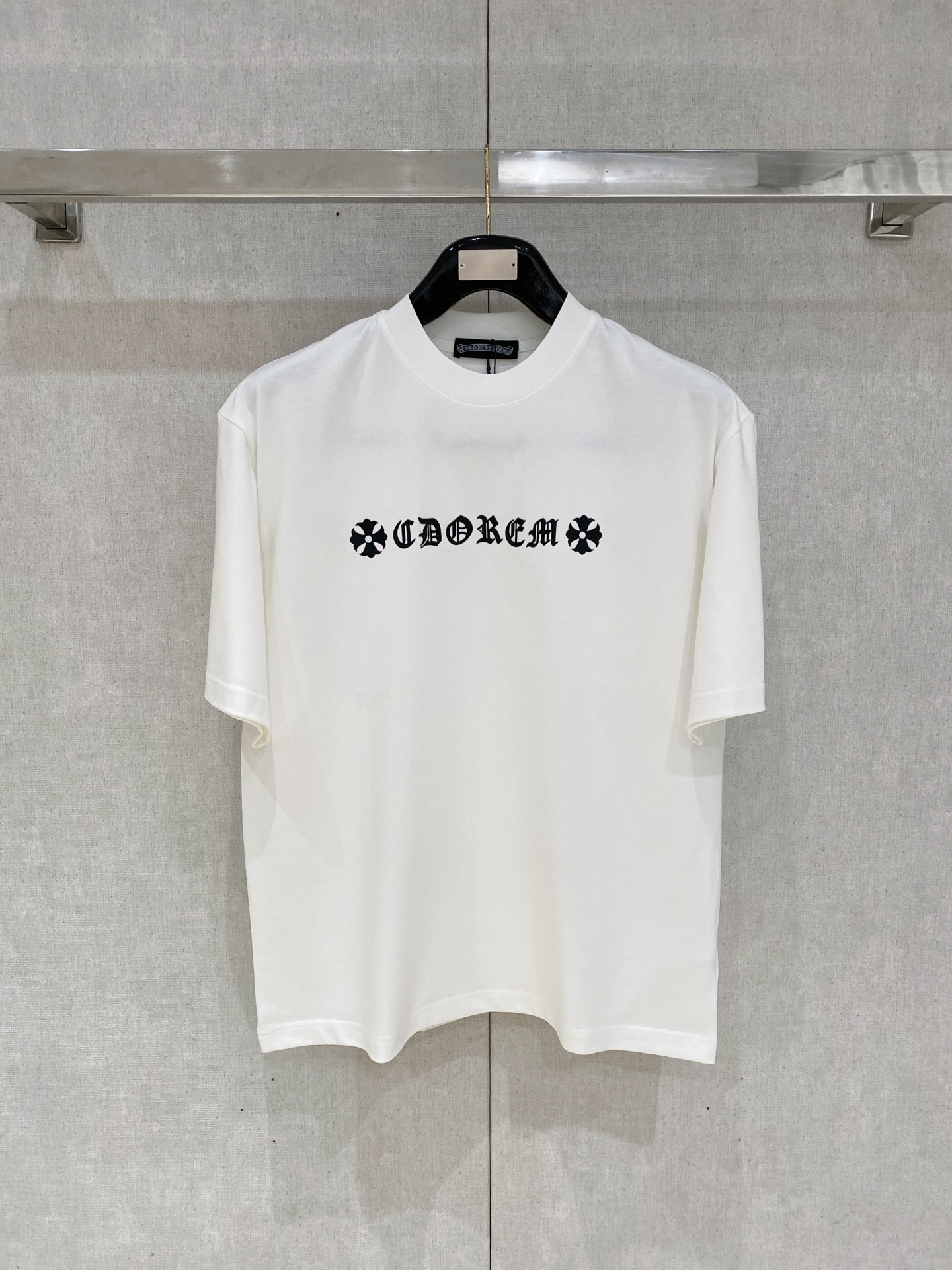 NO:728384,After the new year, Croixin loose-fitting pure cotton latest fabric classic logo pattern logo fashion simple trend short sleeves, the highest quality counter original short sleeves, top production technology imported fabrics, counter style unique design, using imported high-end custom fabrics. Official website for sale!  The fabric pattern is great. The size is black and white. M-2XL. Can wear up to 200 pounds. Please state your height and weight when ordering, chrome hearts, T-shirt,19860909可年后  克罗心 宽松版型纯棉最新面料经典标识图案logo时尚简约潮流短袖,最顶级的品质专柜原单短袖,顶级制作工艺进口面料,专柜款独特设计,采用进口高端订制面料.官网在售！面料版型超赞 码数..黑白色 M-2XL 最大可穿200斤下单报身高体重,,chrome hearts,T-shirt,,Men's clothing