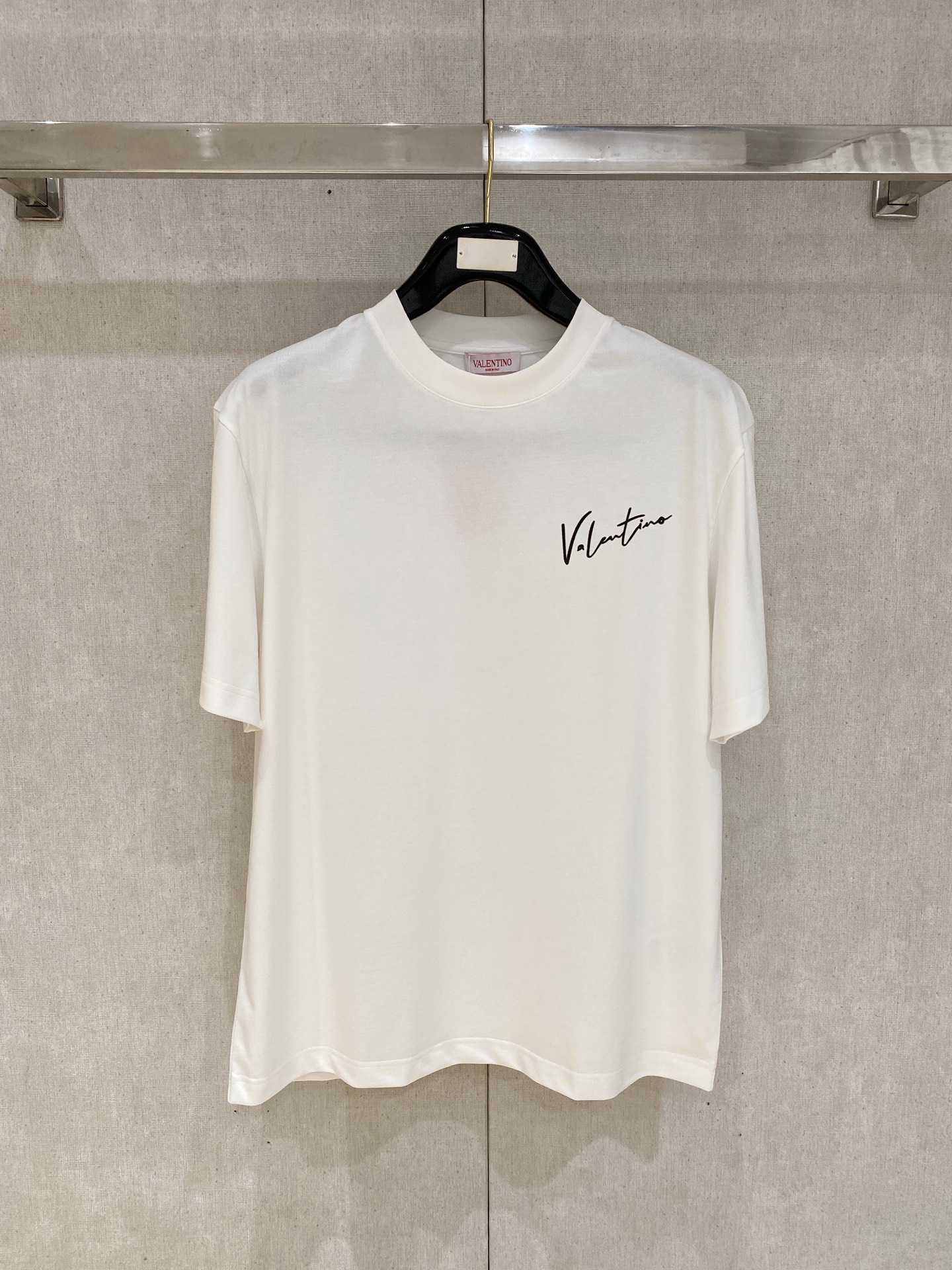 NO:774735,After the new year, loose fit pure cotton latest fabric classic logo pattern logo fashion simple trendy short sleeves, top quality counter original short sleeves, top production technology imported fabrics, counter style unique design, using imported high-end custom fabrics. Official website for sale!  Fabric pattern is great, size M-3Xl, T-shirt,19860909可年后 宽松版型纯棉最新面料经典标识图案logo时尚简约潮流短袖,最顶级的品质专柜原单短袖,顶级制作工艺进口面料,专柜款独特设计,采用进口高端订制面料.官网在售！面料版型超赞 码数 M-3Xl,,T-shirt,,Men's clothing