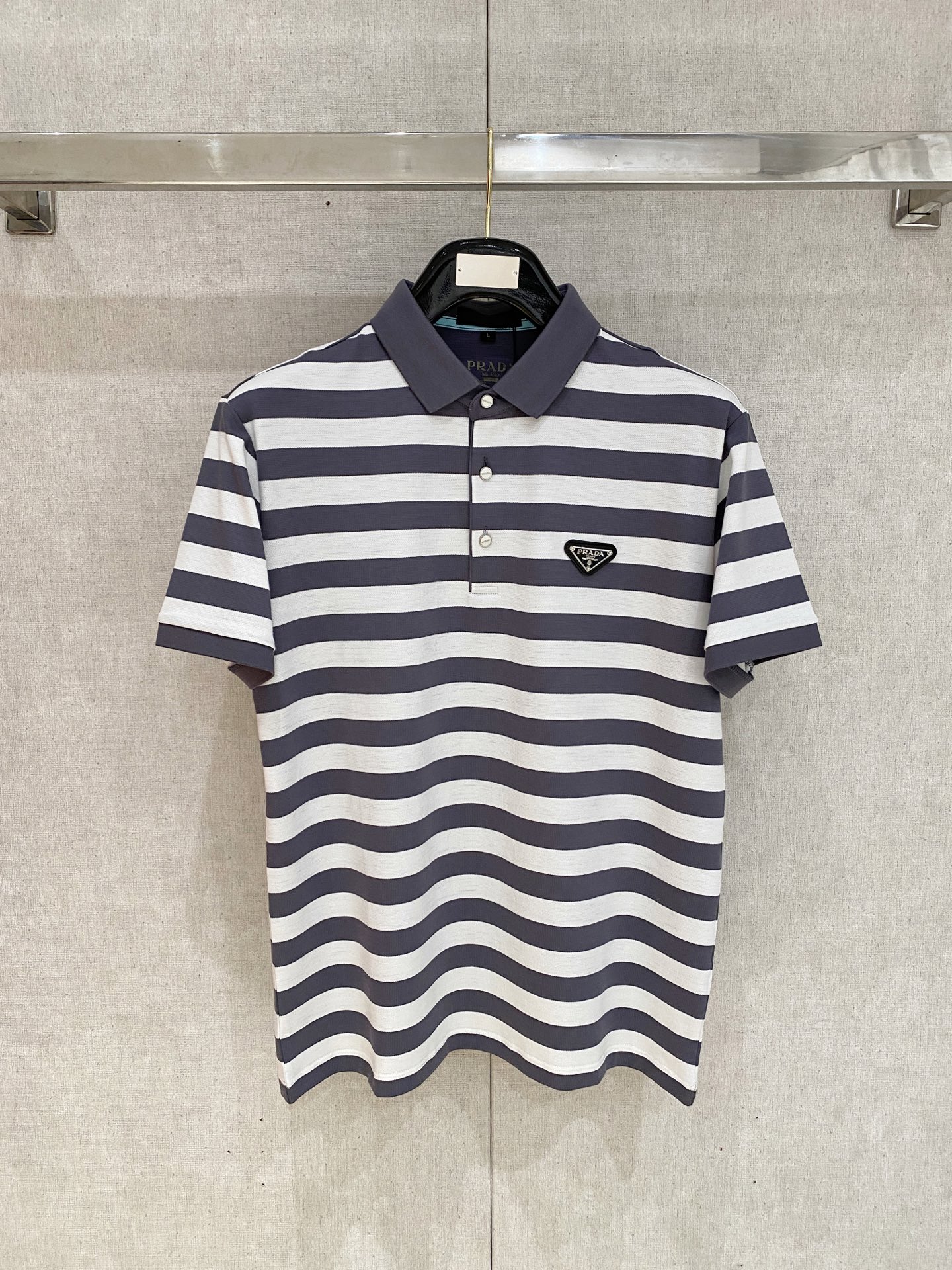 NO:760494,Prada 2026ss summer new letter logo men's lapel Polo shirt!  Classic business men's style, the ceiling-level business men's style of high-end men's clothing!  Simple and fashionable yet elegant, it looks great when worn alone, and quality control/details control can be taken away with your eyes closed. It is low-key, luxurious and connotative!  The custom-woven mesh pique cotton fabric supplied by the customer is carefully made. The mesh texture is evenly arranged on the surface of the fabric. It has excellent breathability and heat dissipation and perspiration. The upper body comfort is completely better than ordinary single-sided jersey tissue!  The classic brand LOGO on the chest is made with top-notch craftsmanship. The LOGO is three-dimensional, clear and full, and has extraordinary texture. Whether it is worn as an inner layer or worn alone, it is a classic product!  The exquisite tailoring process, every detail is handled very standard and delicately, which cannot be compared with other low-end products on the market. It is a must-have basic and versatile Polo shirt for men!  Available in multiple colors, sizes M-4xl, prada,19860909普拉达 2026ss夏季新款字母logo男士翻领Polo衫！经典商务男款,高端男装的天花板级别的商务男款！简约时尚大气不失优雅,单穿内搭体面过人,品质控/细节控的闭眼带走,低调又奢华有内涵！ 客供定织网眼珠地棉布精心制成,面料表面排列均匀整齐的网眼纹理,透气性和散热排汗性极佳,上身舒适程度完全优于普通单面汗布组织！胸前经典的品牌LOGO标识,采用顶级工艺打造,LOGO立体清晰饱满,质感非凡的特质,无论是内搭还是单穿都是一款经典领域的产品！精妙绝伦的裁剪工艺,每一个细节处理的非常标准细腻,非市面一般LOW货可以媲美的,男士必入基础百搭款Polo衫推荐！ 颜色多颜色 尺码M-4xl,,prada,,Men's clothing