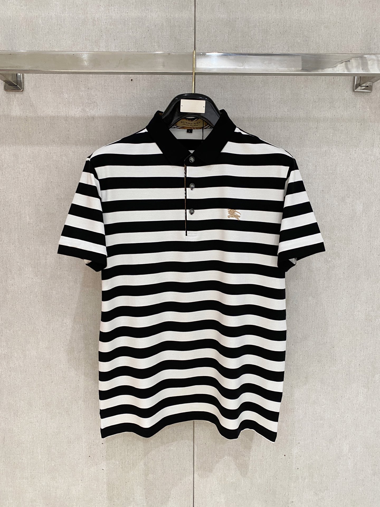 NO:760499,Burberry 2026ss summer new letter logo men's lapel polo shirt!  Classic business men's style, the ceiling-level business men's style of high-end men's clothing!  Simple and fashionable yet elegant, it looks great when worn alone, and quality control/details control can be taken away with your eyes closed. It is low-key, luxurious and connotative!  The custom-woven mesh pique cotton fabric supplied by the customer is carefully made. The mesh texture is evenly arranged on the surface of the fabric. It has excellent breathability and heat dissipation and perspiration. The upper body comfort is completely better than ordinary single-sided jersey tissue!  The classic brand LOGO on the chest is made with top-notch craftsmanship. The LOGO is three-dimensional, clear and full, and has extraordinary texture. Whether it is worn as an inner layer or worn alone, it is a classic product!  The exquisite tailoring process, every detail is handled very standard and delicately, which cannot be compared with other low-end products on the market. It is a must-have basic and versatile Polo shirt for men!  Available in multiple colors, sizes M-4xl, burberry,19860909巴宝莉 2026ss夏季新款字母logo男士翻领Polo衫！经典商务男款,高端男装的天花板级别的商务男款！简约时尚大气不失优雅,单穿内搭体面过人,品质控/细节控的闭眼带走,低调又奢华有内涵！ 客供定织网眼珠地棉布精心制成,面料表面排列均匀整齐的网眼纹理,透气性和散热排汗性极佳,上身舒适程度完全优于普通单面汗布组织！胸前经典的品牌LOGO标识,采用顶级工艺打造,LOGO立体清晰饱满,质感非凡的特质,无论是内搭还是单穿都是一款经典领域的产品！精妙绝伦的裁剪工艺,每一个细节处理的非常标准细腻,非市面一般LOW货可以媲美的,男士必入基础百搭款Polo衫推荐！ 颜色多颜色 尺码M-4xl,,burberry,,Men's clothing