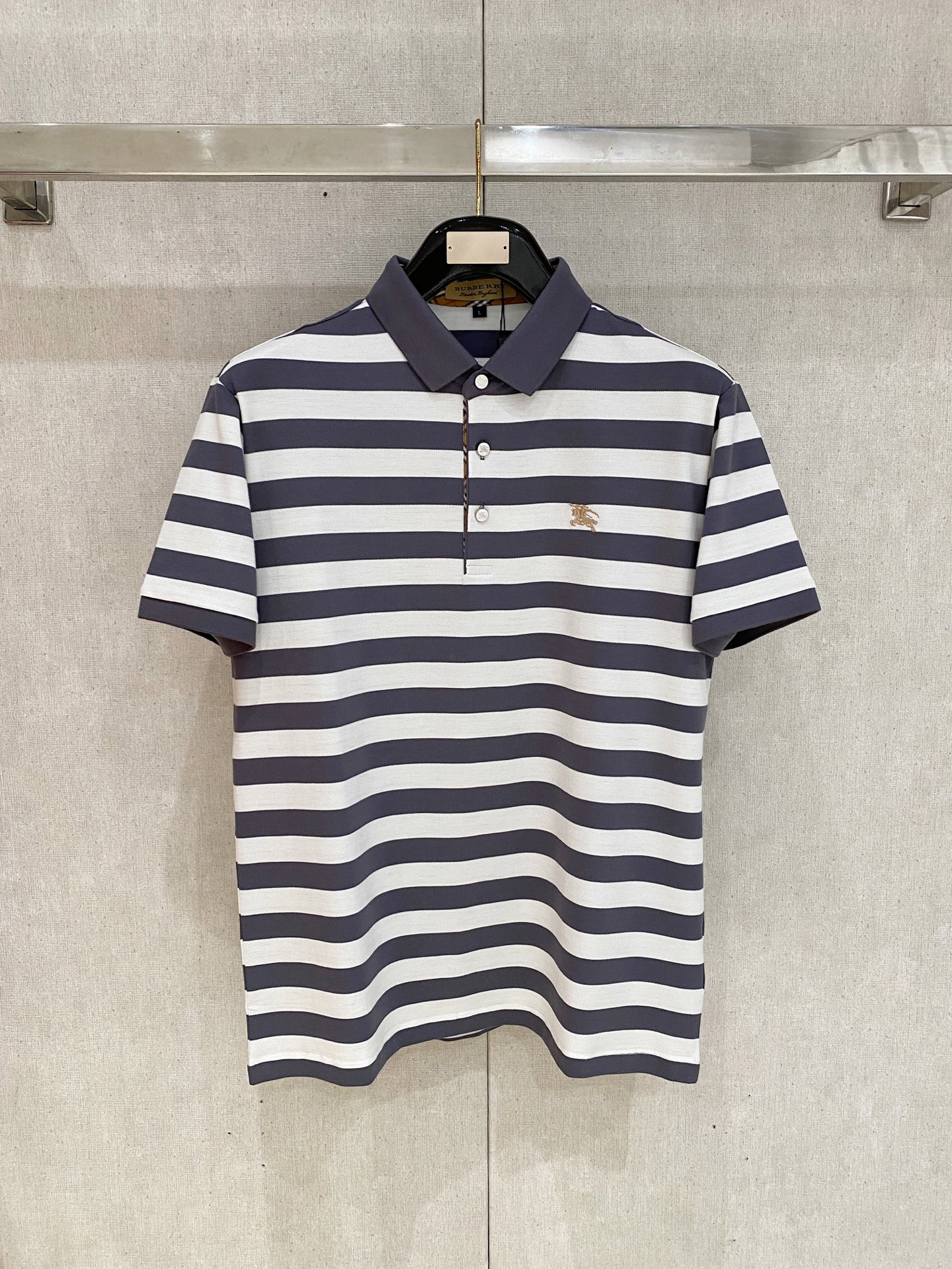 NO:760504,Burberry 2026ss summer new letter logo men's lapel polo shirt!  Classic business men's style, the ceiling-level business men's style of high-end men's clothing!  Simple and fashionable yet elegant, it looks great when worn alone, and quality control/details control can be taken away with your eyes closed. It is low-key, luxurious and connotative!  The custom-woven mesh pique cotton fabric supplied by the customer is carefully made. The mesh texture is evenly arranged on the surface of the fabric. It has excellent breathability and heat dissipation and perspiration. The upper body comfort is completely better than ordinary single-sided jersey tissue!  The classic brand LOGO on the chest is made with top-notch craftsmanship. The LOGO is three-dimensional, clear and full, and has extraordinary texture. Whether it is worn as an inner layer or worn alone, it is a classic product!  The exquisite tailoring process, every detail is handled very standard and delicately, which cannot be compared with other low-end products on the market. It is a must-have basic and versatile Polo shirt for men!  Available in multiple colors, sizes M-4xl, burberry,19860909巴宝莉 2026ss夏季新款字母logo男士翻领Polo衫！经典商务男款,高端男装的天花板级别的商务男款！简约时尚大气不失优雅,单穿内搭体面过人,品质控/细节控的闭眼带走,低调又奢华有内涵！ 客供定织网眼珠地棉布精心制成,面料表面排列均匀整齐的网眼纹理,透气性和散热排汗性极佳,上身舒适程度完全优于普通单面汗布组织！胸前经典的品牌LOGO标识,采用顶级工艺打造,LOGO立体清晰饱满,质感非凡的特质,无论是内搭还是单穿都是一款经典领域的产品！精妙绝伦的裁剪工艺,每一个细节处理的非常标准细腻,非市面一般LOW货可以媲美的,男士必入基础百搭款Polo衫推荐！ 颜色多颜色 尺码M-4xl,,burberry,,Men's clothing