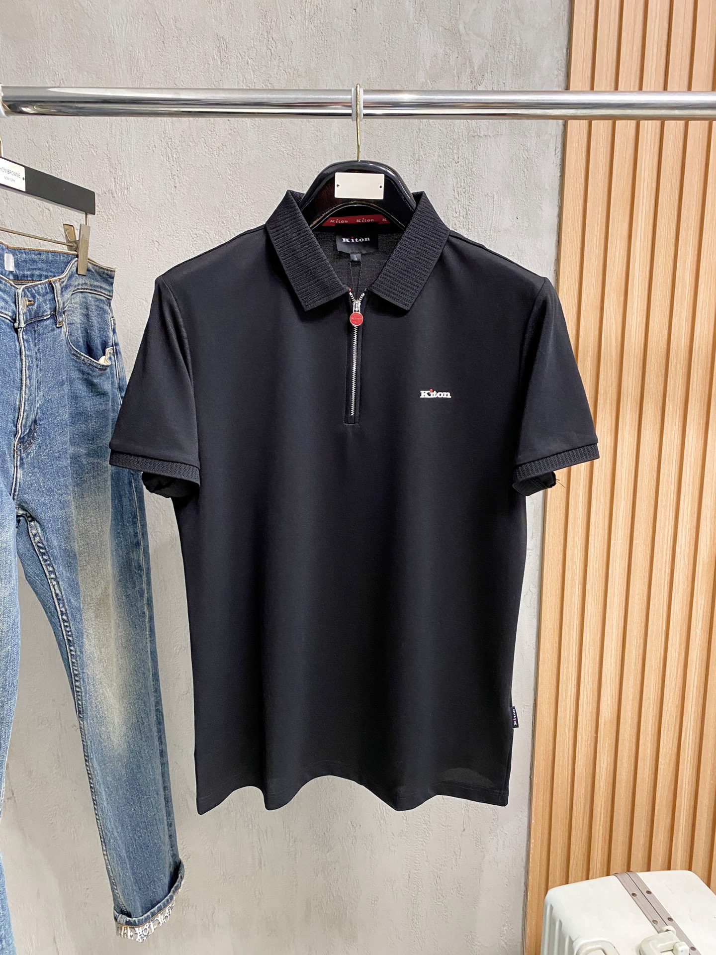 NO:758777,Kiton highly recommends!  Spring and summer new products are on sale at the counter. Fashionable high-end men's Polo - Logo on the chest, personalized and fashionable/Imported high-density mercerized pearls, extremely skin-friendly and comfortable. It feels very delicate, has a good texture, is cool and breathable, and is a very good overall piece. It can be worn alone as an inner layer. Size M-4Xl,,19860909Kiton 重磅推荐！春夏新品 专柜在售 时尚高端男装Polo-胸前Logo个性时尚/进口顶极高密度丝光珠地,极为亲肤舒适 摸上去非常的细腻,质感很好,凉爽透气,整体非常不错的一款,内搭单穿都完全没问题 尺码M-4Xl,,,Men's clothing