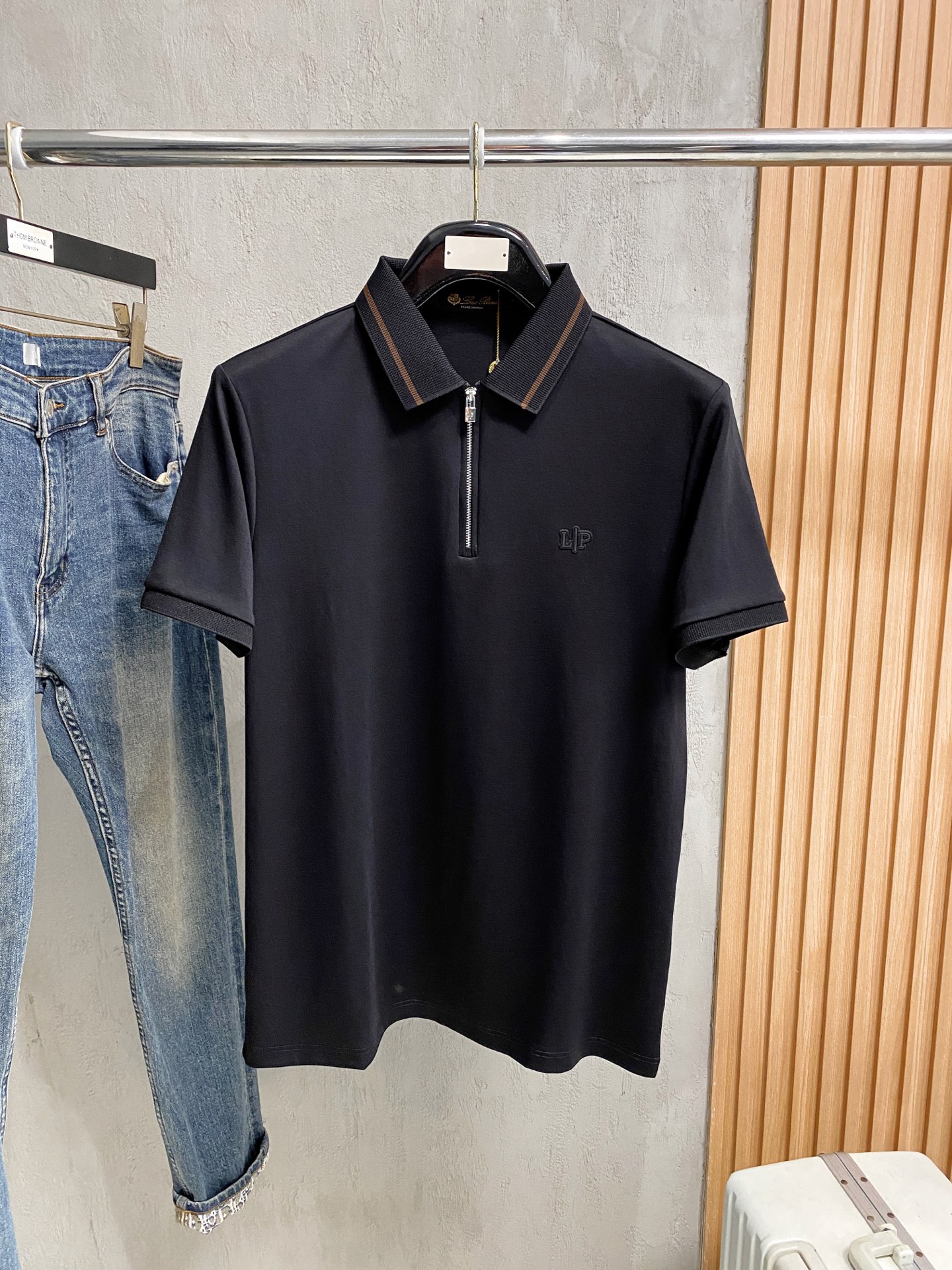 NO:758771,LP highly recommended!  Spring and summer new products are on sale at the counter. Fashionable and high-end men's Polo - Logo on the chest, personalized and fashionable/Imported top high-density mercerized pearls, extremely skin-friendly and comfortable. It feels very delicate, has a good texture, is cool and breathable, and is a very good overall piece. It can be worn alone as an inner layer. Size M-4Xl, loro piana,19860909LP 重磅推荐！春夏新品 专柜在售 时尚高端男装Polo-胸前Logo个性时尚/进口顶极高密度丝光珠地,极为亲肤舒适 摸上去非常的细腻,质感很好,凉爽透气,整体非常不错的一款,内搭单穿都完全没问题 尺码M-4Xl,,loro piana,,Men's clothing