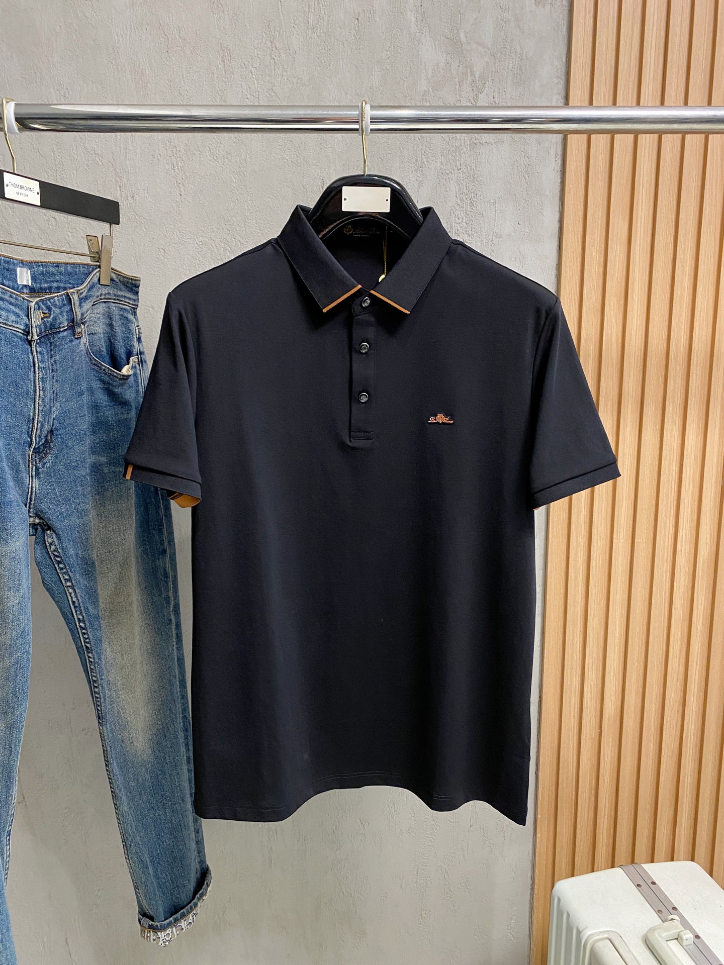 NO:758762,LP highly recommended!  Spring and summer new products are on sale at the counter. Fashionable and high-end men's Polo - Logo on the chest, personalized and fashionable/Imported top high-density mercerized pearls, extremely skin-friendly and comfortable. It feels very delicate, has a good texture, is cool and breathable, and is a very good overall piece. It can be worn alone as an inner layer. Size M-4Xl, loro piana,19860909LP 重磅推荐！春夏新品 专柜在售 时尚高端男装Polo-胸前Logo个性时尚/进口顶极高密度丝光珠地,极为亲肤舒适 摸上去非常的细腻,质感很好,凉爽透气,整体非常不错的一款,内搭单穿都完全没问题 尺码M-4Xl,,loro piana,,Men's clothing