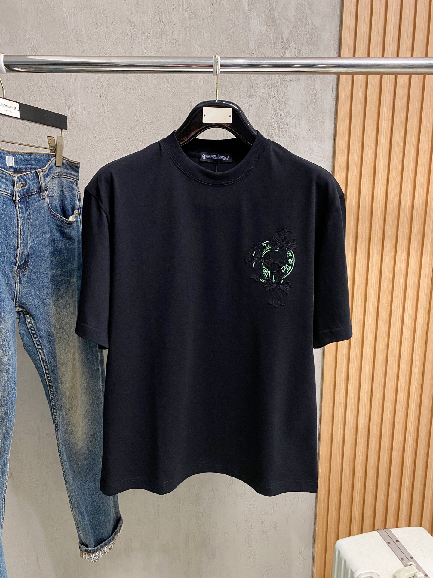 NO:865843,Kroxin round neck 2026 new double yarn pure cotton men's casual bottoming short-sleeved T-shirt!  High-end customization, high version, fashionable and versatile, loose version, original imported 300g double-strand pure cotton fabric, threaded cuffs, collar and hem, super soft and delicate to the touch, skin-friendly and comfortable to wear, high-end boutique. Avant-garde style, charming and comfortable, great for the upper body, men's must-have items, complete with three standards, sizes S-2XL can be worn up to 200 pounds, chrome hearts, T-shirt, tees, t-shirt,19860909克罗心 圆领 2026 新款双纱纯棉男士休闲打底短袖T恤！高端定制 高版本 时尚百搭爆款宽松版型原版进口300克双股纯棉面料 螺纹袖口.领口衣摆 手感超柔软细腻 穿着亲肤舒适 高端精品.前卫风格魅力舒适, 上身非常赞 男士必备单品 三标齐全 尺码S-2XL最大穿到200斤,,chrome hearts,T-shirt,tees，t-shirt,,Men's clothing