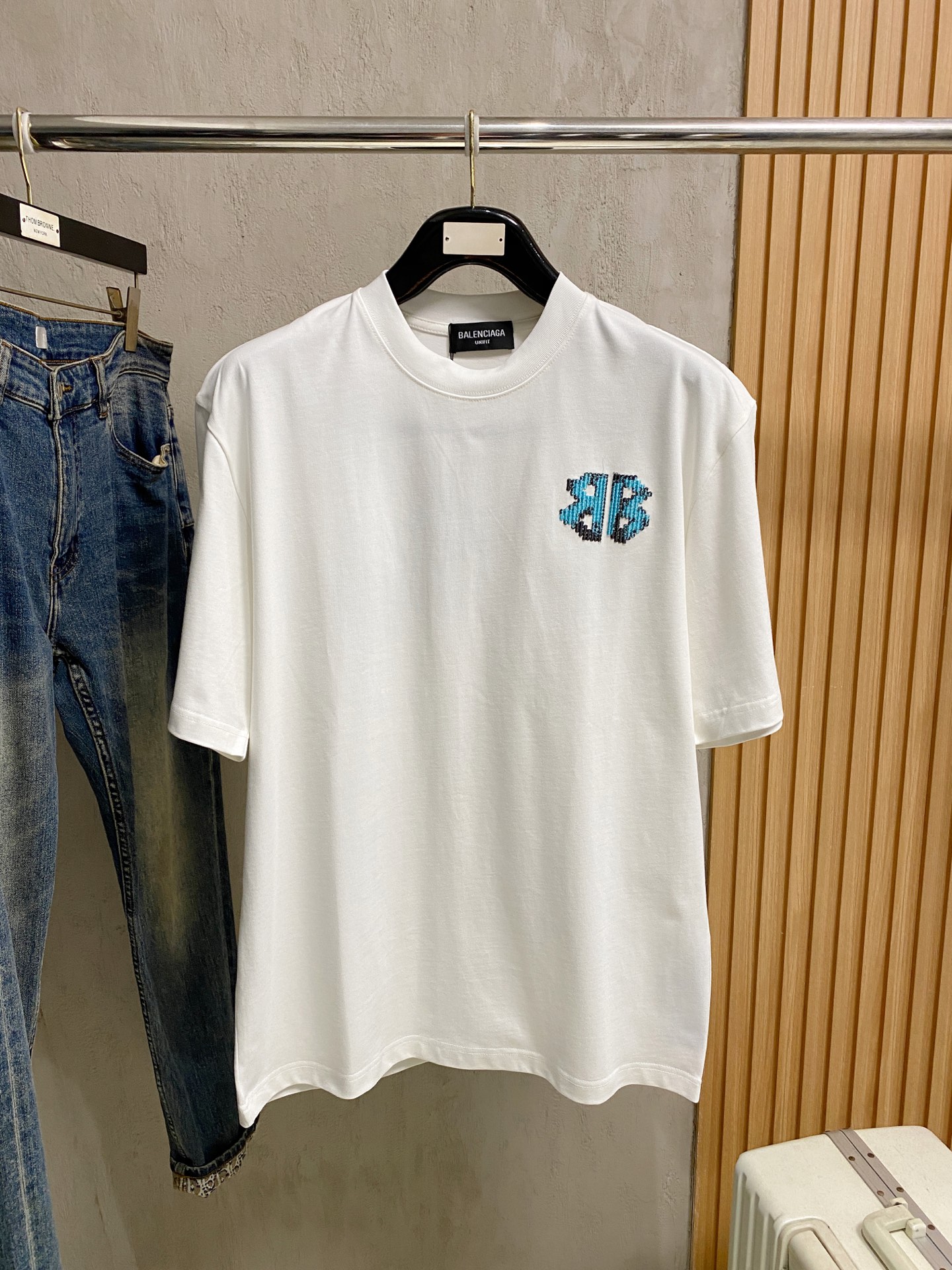 NO:865833,Balenciaga round neck 2026 new double yarn pure cotton men's casual bottoming short-sleeved T-shirt!  High-end customization, high version, fashionable and versatile, loose version, original imported 300g double-ply cotton fabric, threaded cuffs, collar and hem, super soft and delicate to the touch, skin-friendly and comfortable to wear, high-end boutique. Avant-garde style, charming and comfortable, great for the upper body, essential items for men, complete with three standards, sizes S-2XL can be worn up to 200 pounds, balenciaga, T-shirt, tees, t-shirt,19860909巴黎世家 圆领 2026 新款双纱纯棉男士休闲打底短袖T恤！高端定制 高版本 时尚百搭爆款宽松版型原版进口300克双股纯棉面料 螺纹袖口.领口衣摆 手感超柔软细腻 穿着亲肤舒适 高端精品.前卫风格魅力舒适, 上身非常赞 男士必备单品 三标齐全 尺码S-2XL最大穿到200斤,,balenciaga,T-shirt,tees，t-shirt,,Men's clothing