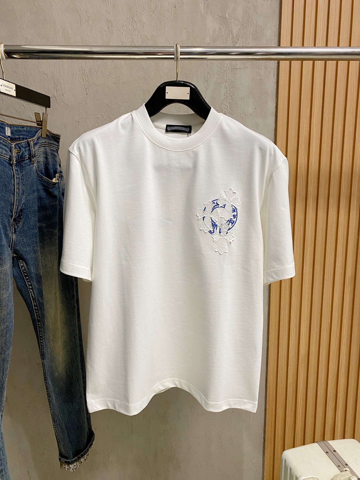 NO:865855,Crow Heart Round Neck 2026 new double yarn pure cotton men's casual bottoming short-sleeved T-shirt!  High-end customization, high version, fashionable and versatile, loose version, original imported 300g double-strand pure cotton fabric, threaded cuffs, collar and hem, super soft and delicate to the touch, skin-friendly and comfortable to wear, high-end boutique. Avant-garde style, charming and comfortable, great for the upper body, men's must-have items, complete with three standards, sizes S-2XL can be worn up to 200 pounds, chrome hearts, T-shirt, tees, t-shirt,19860909克罗心圆领 2026 新款双纱纯棉男士休闲打底短袖T恤！高端定制 高版本 时尚百搭爆款宽松版型原版进口300克双股纯棉面料 螺纹袖口.领口衣摆 手感超柔软细腻 穿着亲肤舒适 高端精品.前卫风格魅力舒适, 上身非常赞 男士必备单品 三标齐全 尺码S-2XL最大穿到200斤,,chrome hearts,T-shirt,tees，t-shirt,,Men's clothing