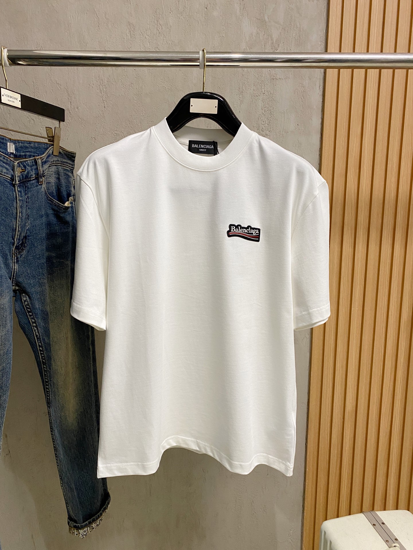NO:865867,Balenciaga round neck 2026 new double yarn pure cotton men's casual bottoming short-sleeved T-shirt!  High-end customization, high version, fashionable and versatile, loose version, original imported 300g double-ply cotton fabric, threaded cuffs, collar and hem, super soft and delicate to the touch, skin-friendly and comfortable to wear, high-end boutique. Avant-garde style, charming and comfortable, great for the upper body, essential items for men, complete with three standards, sizes S-2XL can be worn up to 200 pounds, balenciaga, T-shirt, tees, t-shirt,19860909巴黎世家 圆领 2026 新款双纱纯棉男士休闲打底短袖T恤！高端定制 高版本 时尚百搭爆款宽松版型原版进口300克双股纯棉面料 螺纹袖口.领口衣摆 手感超柔软细腻 穿着亲肤舒适 高端精品.前卫风格魅力舒适, 上身非常赞 男士必备单品 三标齐全 尺码S-2XL最大穿到200斤,,balenciaga,T-shirt,tees，t-shirt,,Men's clothing