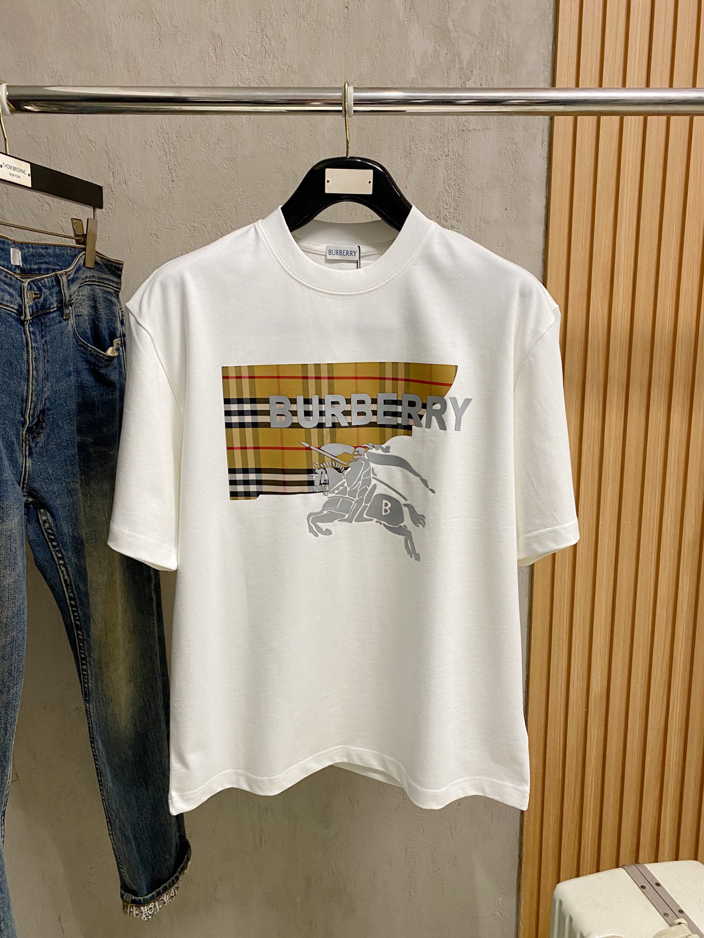 NO:865878,Burberry round neck 2026 new double yarn pure cotton men's casual bottoming short-sleeved T-shirt!  High-end customization, high version, fashionable and versatile, loose version, original imported 300g double-ply cotton fabric, threaded cuffs, collar and hem, super soft and delicate to the touch, skin-friendly and comfortable to wear, high-end boutique. Avant-garde style, charming and comfortable, great upper body, essential items for men, complete with three standards, sizes S-2XL can be worn up to 200 pounds, burberry, T-shirt, tees, t-shirt,19860909巴宝莉圆领 2026 新款双纱纯棉男士休闲打底短袖T恤！高端定制 高版本 时尚百搭爆款宽松版型原版进口300克双股纯棉面料 螺纹袖口.领口衣摆 手感超柔软细腻 穿着亲肤舒适 高端精品.前卫风格魅力舒适, 上身非常赞 男士必备单品 三标齐全 尺码S-2XL最大穿到200斤,,burberry,T-shirt,tees，t-shirt,,Men's clothing