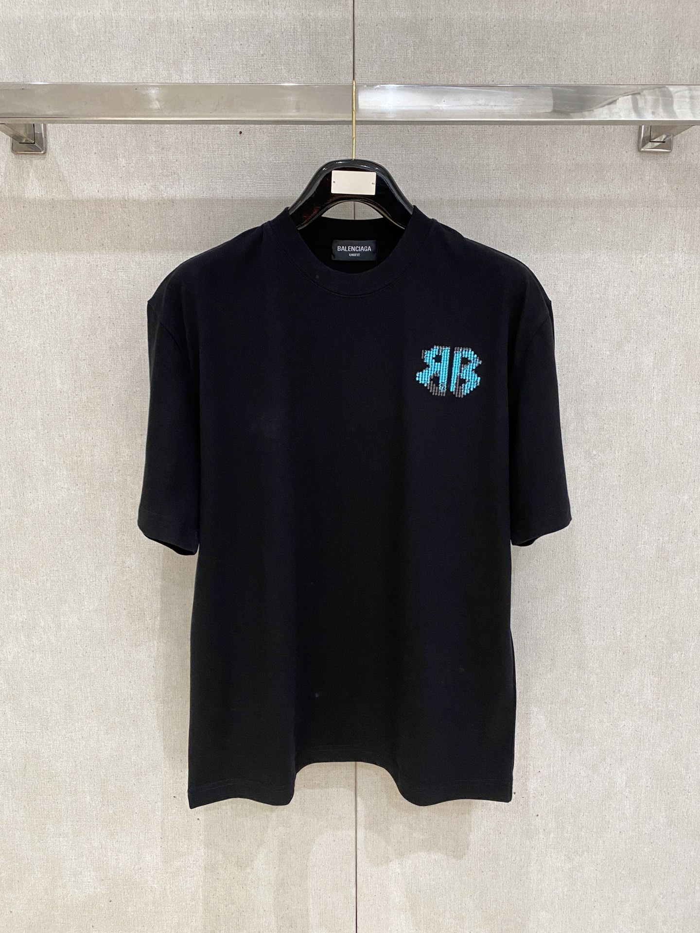 NO:841306,Balenciaga loose fit pure cotton latest fabric classic logo pattern logo fashion simple trendy short sleeves, top quality counter original short sleeves, top production technology imported fabrics, counter style unique design, using imported high-end custom fabrics. Official website for sale!  The fabric pattern is great. The size is black and white. M-2XL. Can wear up to 200 pounds. Please state your height and weight when ordering, balenciaga, T-shirt,19860909巴黎世家 宽松版型纯棉最新面料经典标识图案logo时尚简约潮流短袖,最顶级的品质专柜原单短袖,顶级制作工艺进口面料,专柜款独特设计,采用进口高端订制面料.官网在售！面料版型超赞 码数..黑白色 M-2XL 最大可穿200斤下单报身高体重,,balenciaga,T-shirt,,Men's clothing