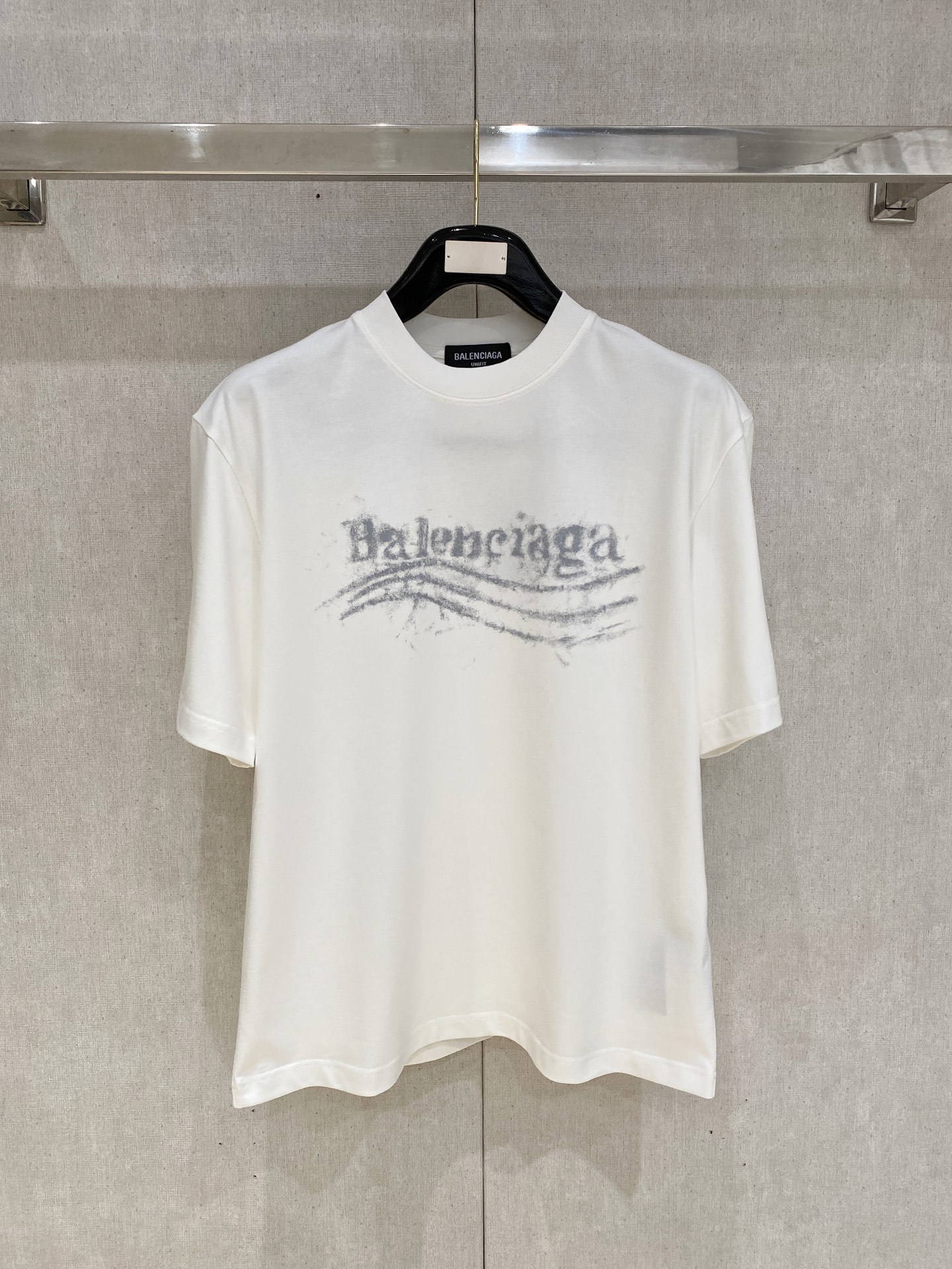 NO:758756,Balenciaga round neck 2026 new double yarn pure cotton men's casual bottoming short-sleeved T-shirt!  High-end customization, high version, fashionable and versatile, loose version, original imported 300g double-ply cotton fabric, threaded cuffs, collar and hem, super soft and delicate to the touch, skin-friendly and comfortable to wear, high-end boutique. Avant-garde style, charming and comfortable, great for the upper body, essential items for men, complete with three standards, sizes M-2XL, up to 200 pounds, balenciaga, T-shirt, tees, t-shirt,19860909巴黎世家 圆领 2026 新款双纱纯棉男士休闲打底短袖T恤！高端定制 高版本 时尚百搭爆款宽松版型原版进口300克双股纯棉面料 螺纹袖口.领口衣摆 手感超柔软细腻 穿着亲肤舒适 高端精品.前卫风格魅力舒适, 上身非常赞 男士必备单品 三标齐全 尺码M-2XL最大穿到200斤,,balenciaga,T-shirt,tees，t-shirt,,Men's clothing