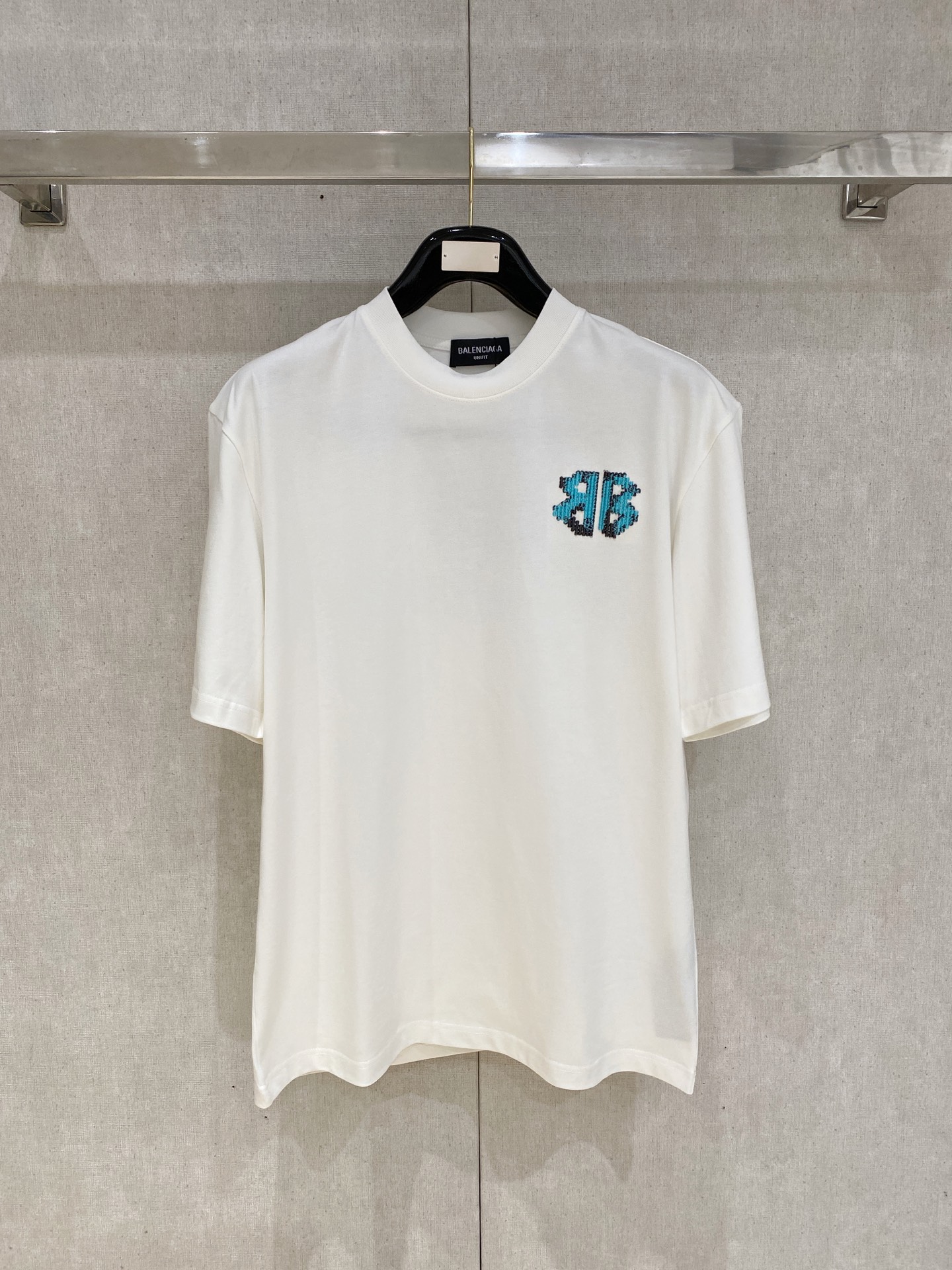 NO:758792,Balenciaga round neck 2026 new double yarn pure cotton men's casual bottoming short-sleeved T-shirt!  High-end customization, high version, fashionable and versatile, loose version, original imported 300g double-ply cotton fabric, threaded cuffs, collar and hem, super soft and delicate to the touch, skin-friendly and comfortable to wear, high-end boutique. Avant-garde style, charming and comfortable, great for the upper body, essential items for men, complete with three standards, sizes M-2XL, up to 200 pounds, balenciaga, T-shirt, tees, t-shirt,19860909巴黎世家 圆领 2026 新款双纱纯棉男士休闲打底短袖T恤！高端定制 高版本 时尚百搭爆款宽松版型原版进口300克双股纯棉面料 螺纹袖口.领口衣摆 手感超柔软细腻 穿着亲肤舒适 高端精品.前卫风格魅力舒适, 上身非常赞 男士必备单品 三标齐全 尺码M-2XL最大穿到200斤,,balenciaga,T-shirt,tees，t-shirt,,Men's clothing